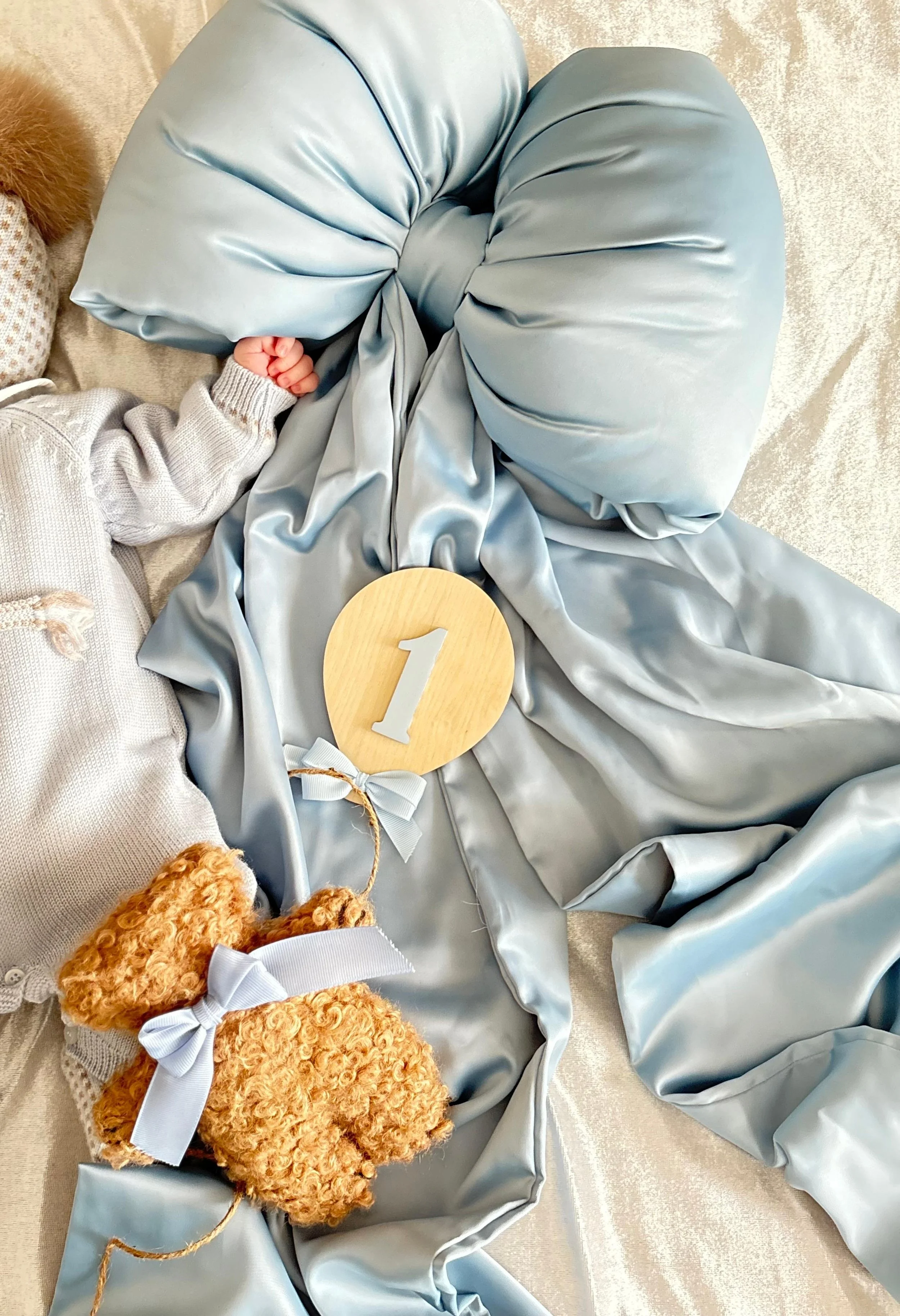 fiocco-azzurro-tag-legno-bambino-mesi