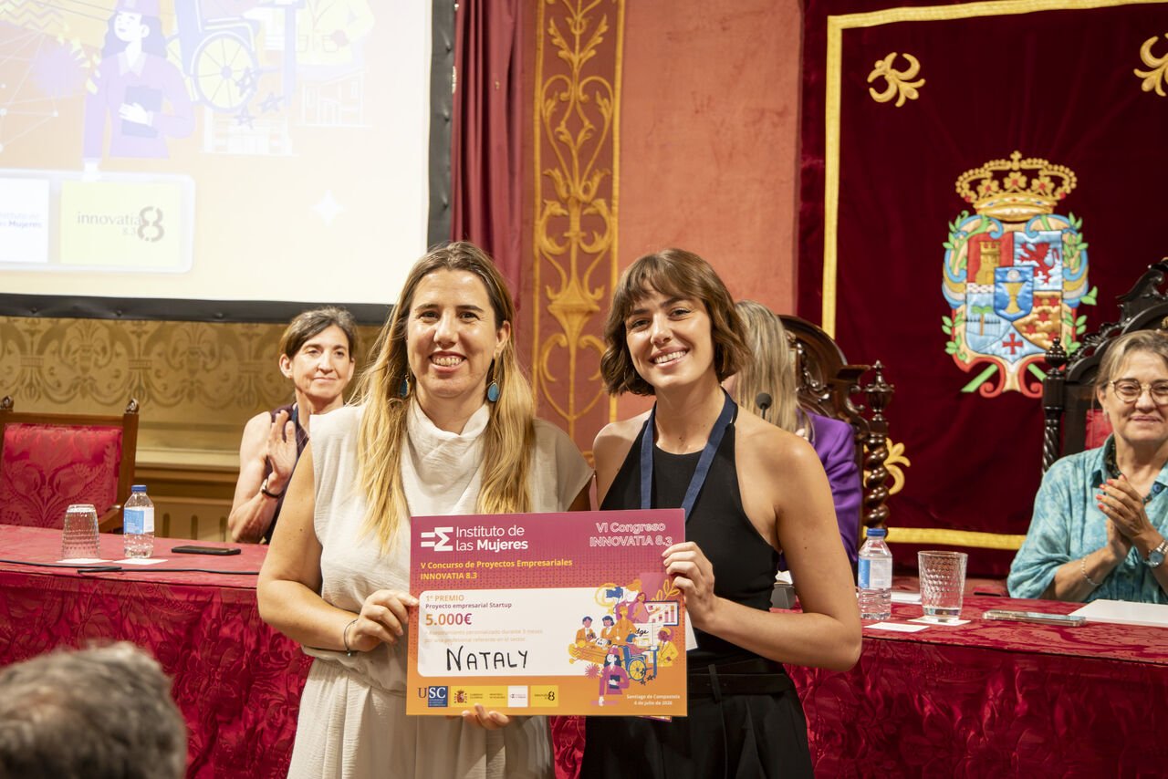 Olivia Génova receiving the Innovatia 8.3 prize