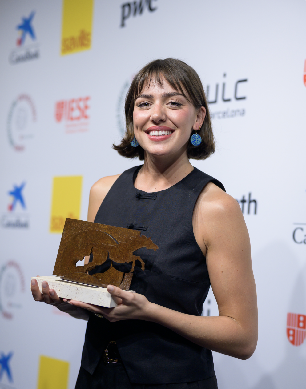 Olivia Génova receiving the Círculo Ecuestre prize