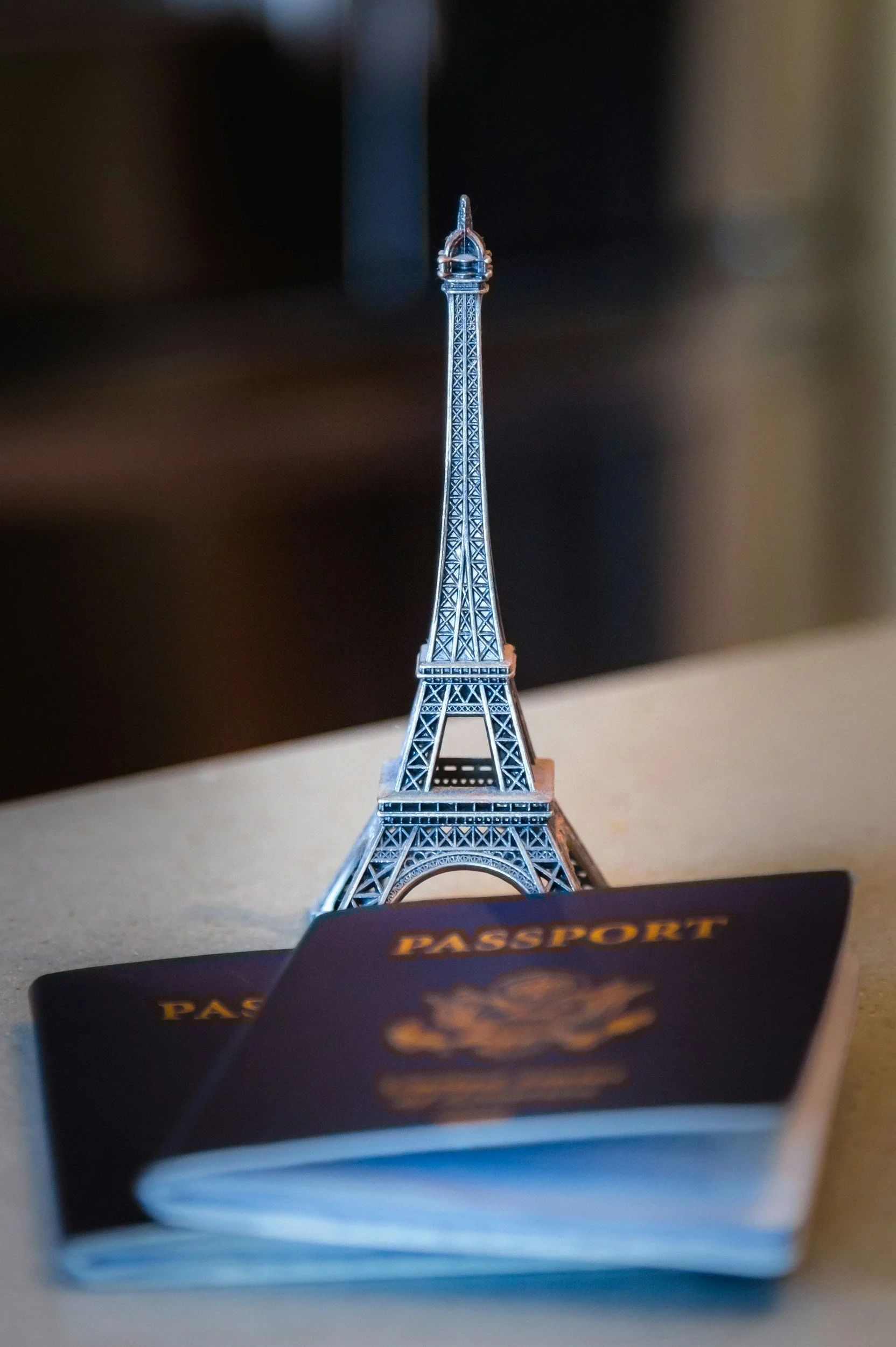 Une miniature de la Tour Eiffel avec deux passeports en premier plan