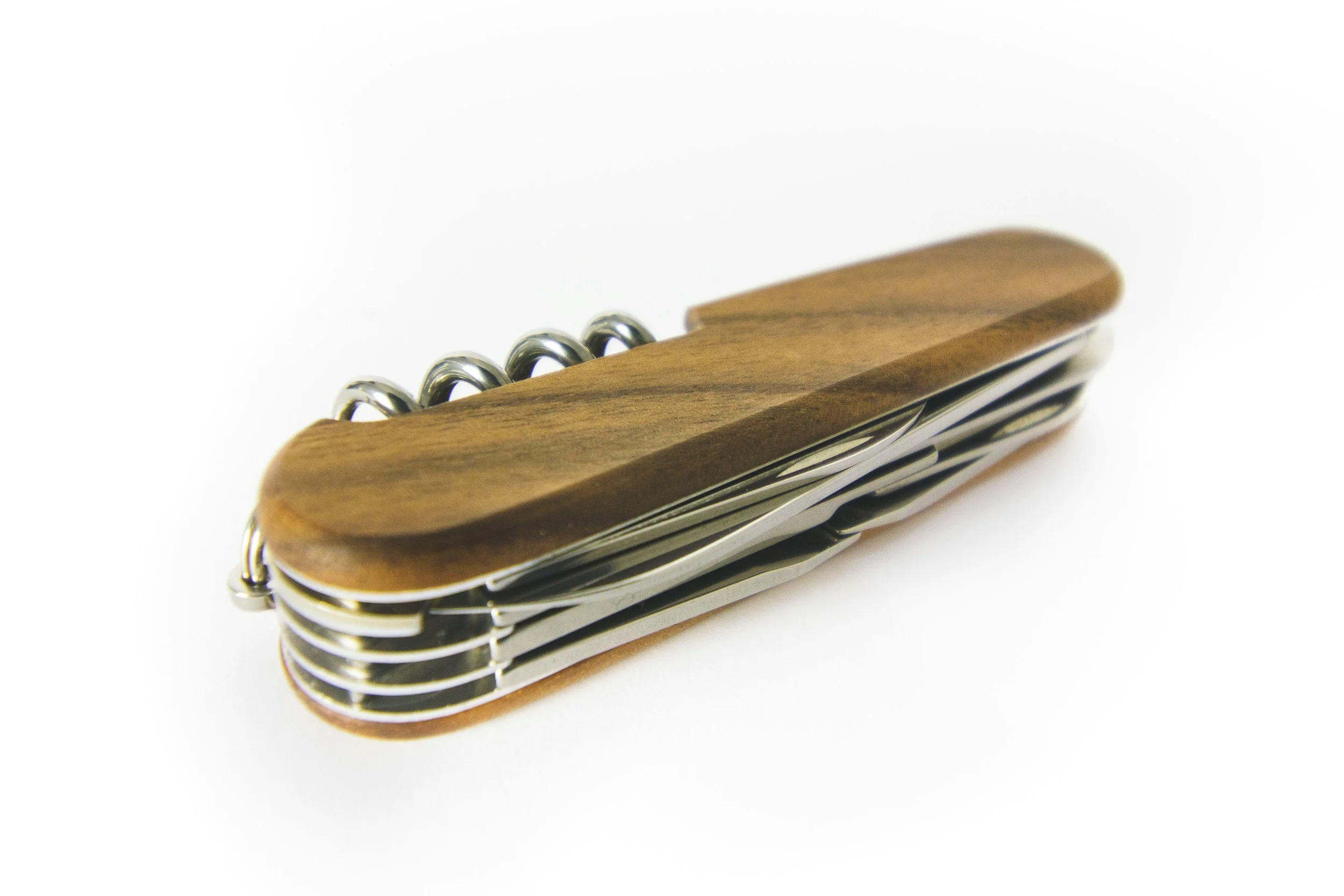 Couteau sommelier en bois avec tire-bouchon et autres accessoires intégrés.