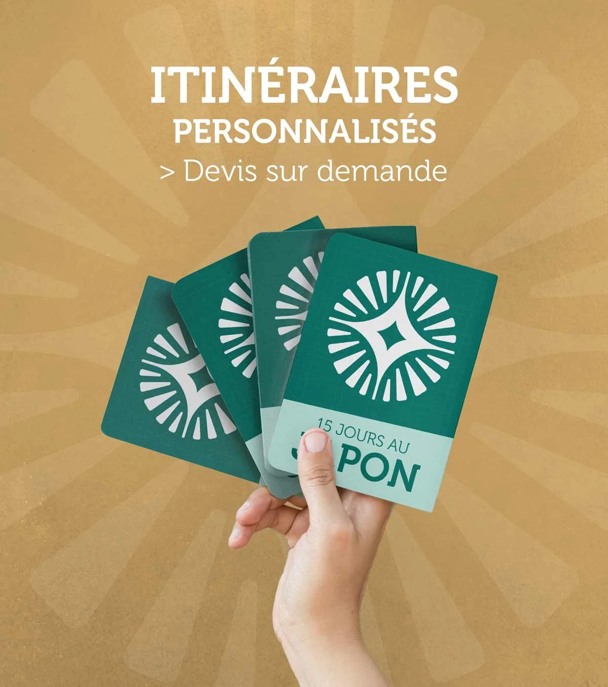 Croquis de cartes de visite personnalisables pour une agence proposant des itinéraires, avec un fond doré et le texte en français.