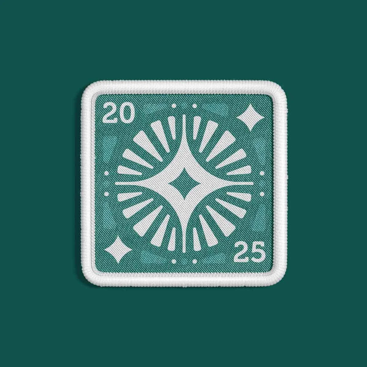 Logo Boussole de Voyages avec un motif géométrique blanc sur fond vert, portant les chiffres 20 et 25, et des étoiles scintillantes.