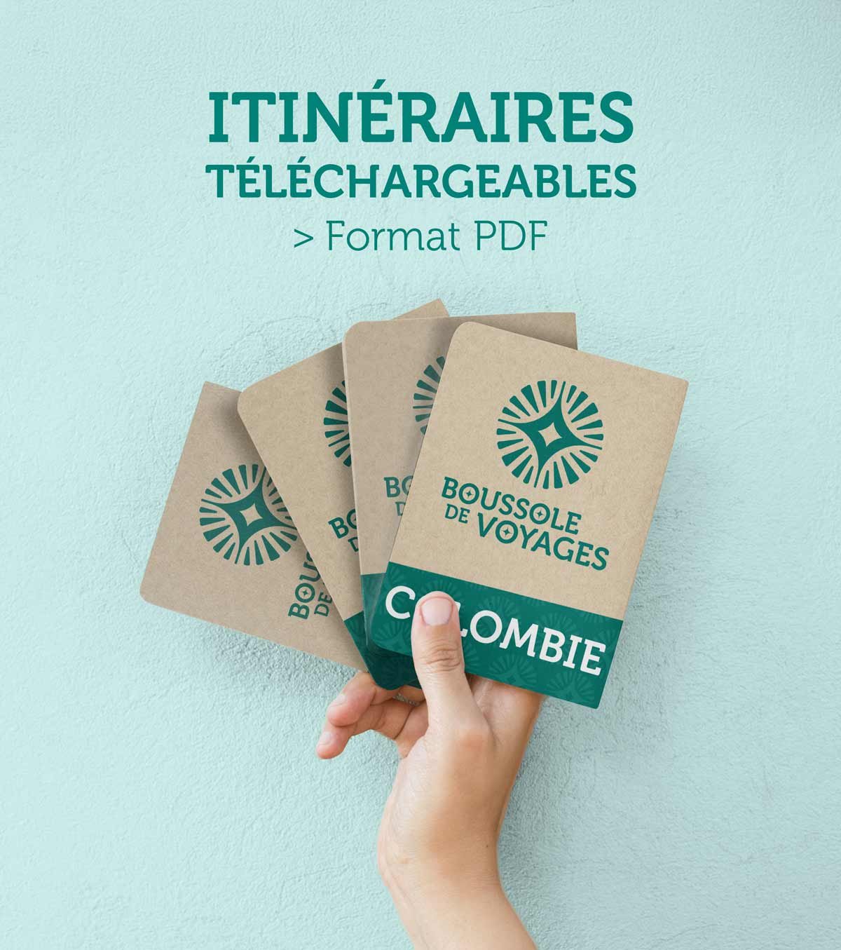 Quatre cartes de jeu de voyage portant le logo 'Boussole de Voyages' et une main tenant une de ces cartes. Sur l'image, le texte en français indique des itinéraires téléchargeables au format PDF.