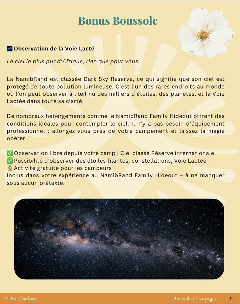 Page d'une brochure avec titre "Bonus Boussole" en vert, fond beige, une image de la voie lactée, et un texte en français décrivant l'observation du ciel au NamibRand, avec une fleur blanche en haut à droite.