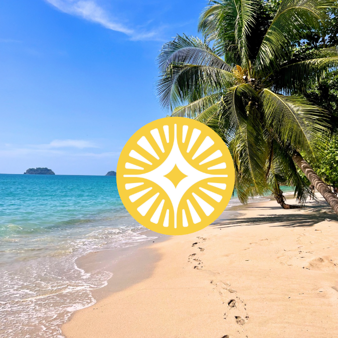 Plage de sable avec des palmiers sous un ciel bleu, océan calme et petites îles à l'horizon.