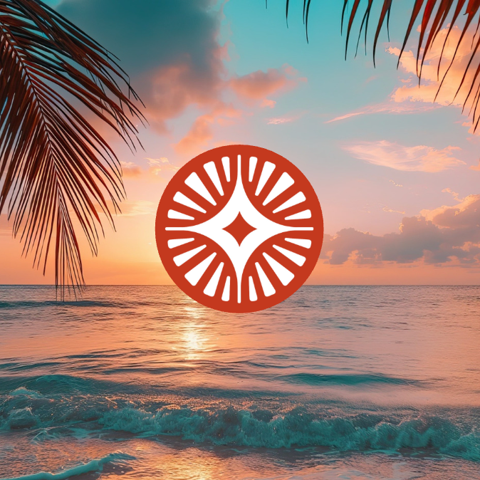 Coucher de soleil sur la mer avec des palmiers en premier plan.