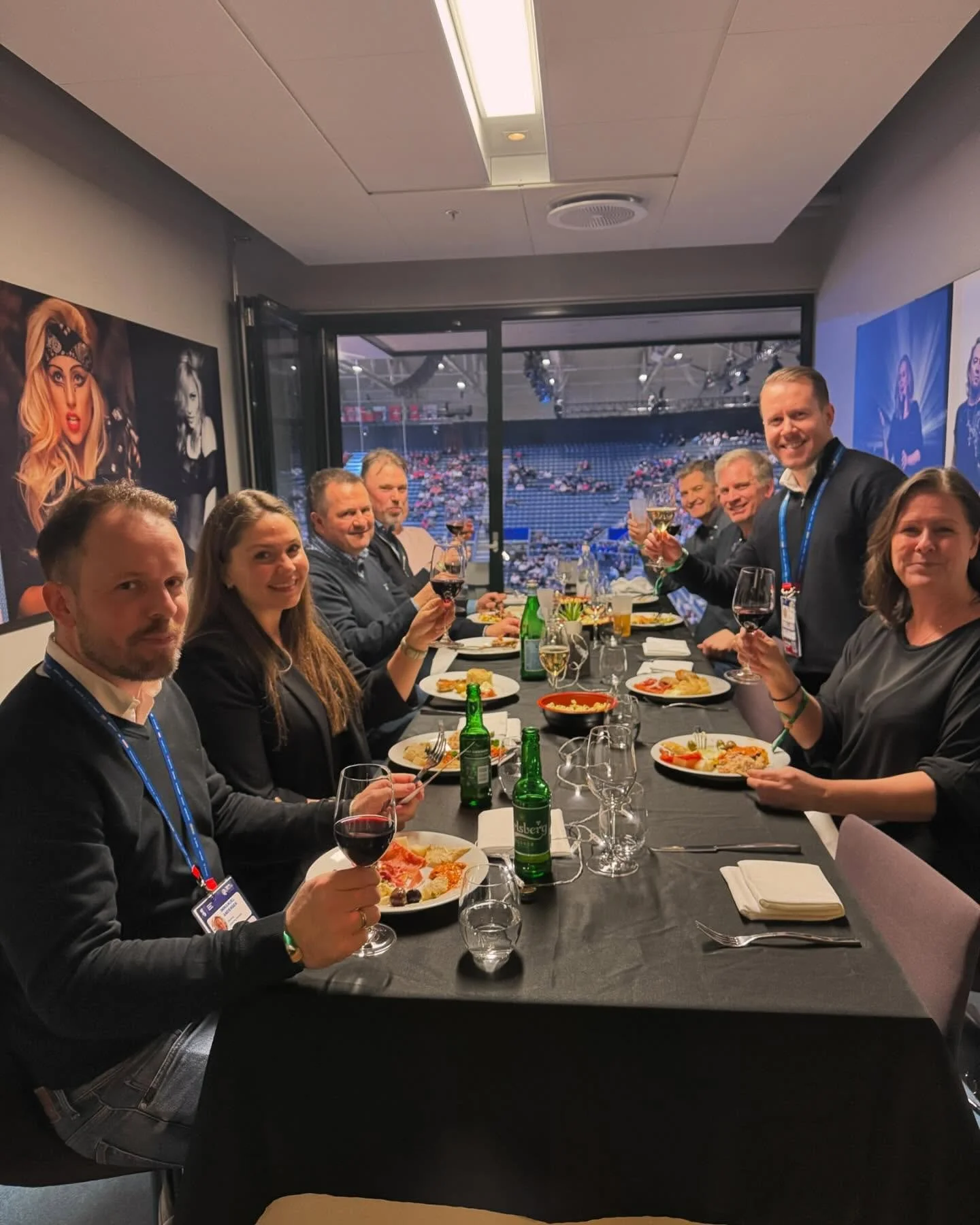 Hyggelig kveld p&aring; @unityarena.no med v&aring;r kunde @regusglobal 🥂🤾🏻 Vi heier p&aring; de norske h&aring;ndballgutta videre i VM 🥇👏🏻

#h&aring;ndballvm2025 #h&aring;ndball #unityarena