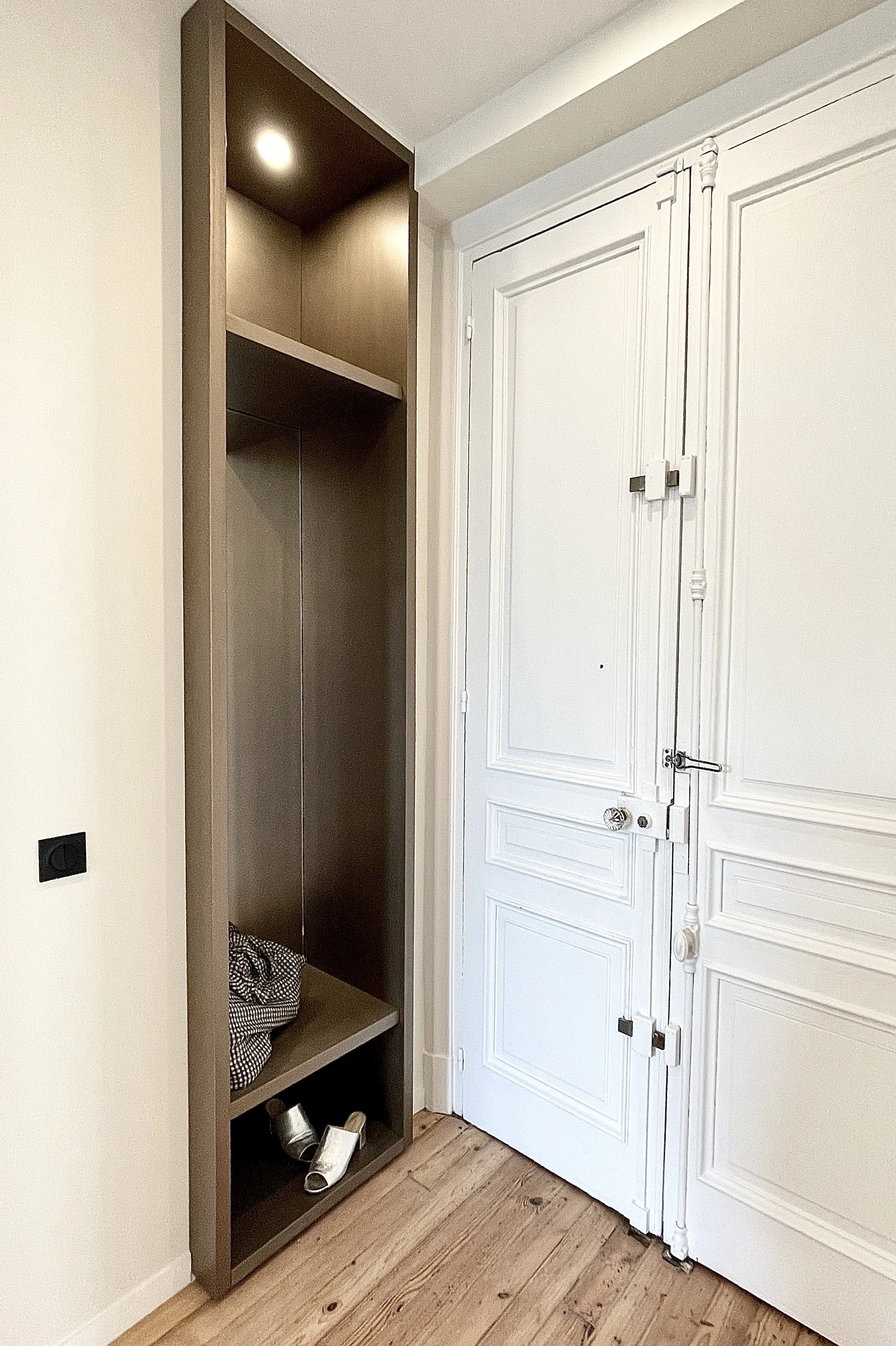Vue de l'entrée et du meuble dressing ouvert, dissimulant derrière sa porte miroir le tableau électrique...