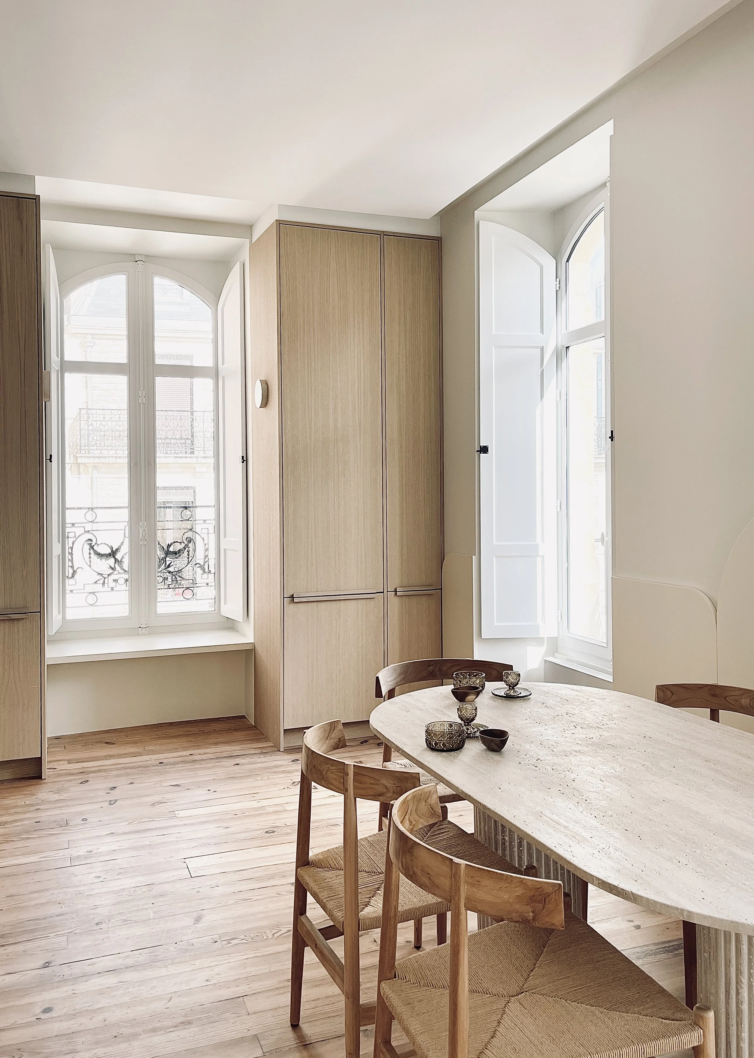 La banquette installée sous la fenêtre de la Cuisine permet de pouvoir s'installer pour boire son café, il serait possible d'ajouter une petite table bistro au devant de celle ci pour en faire un coin plus intimiste et moins formel lorsqu'on est seul