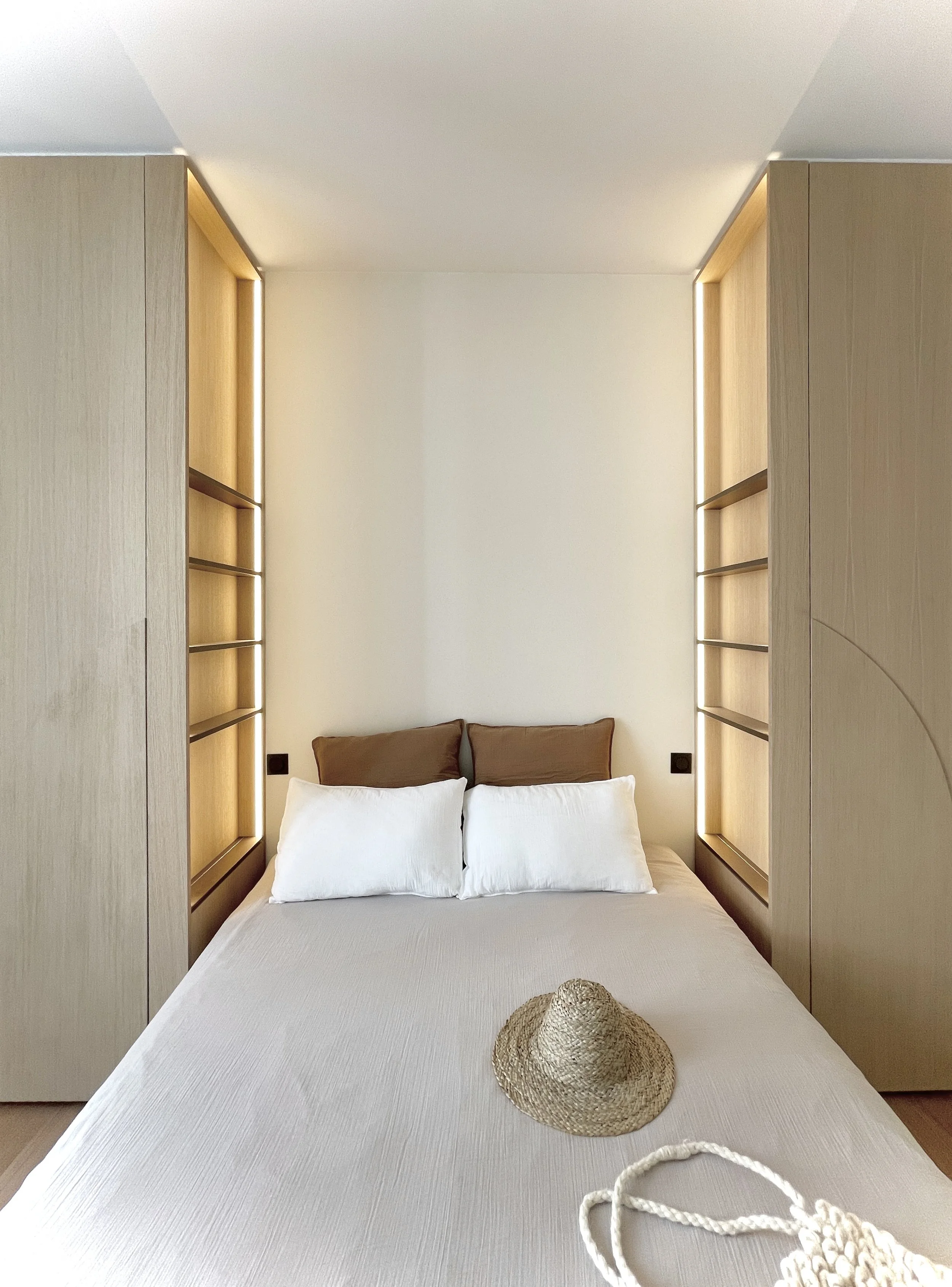 Vue de la tête de lit de la Chambre Invités et son éclairage indirect led. 