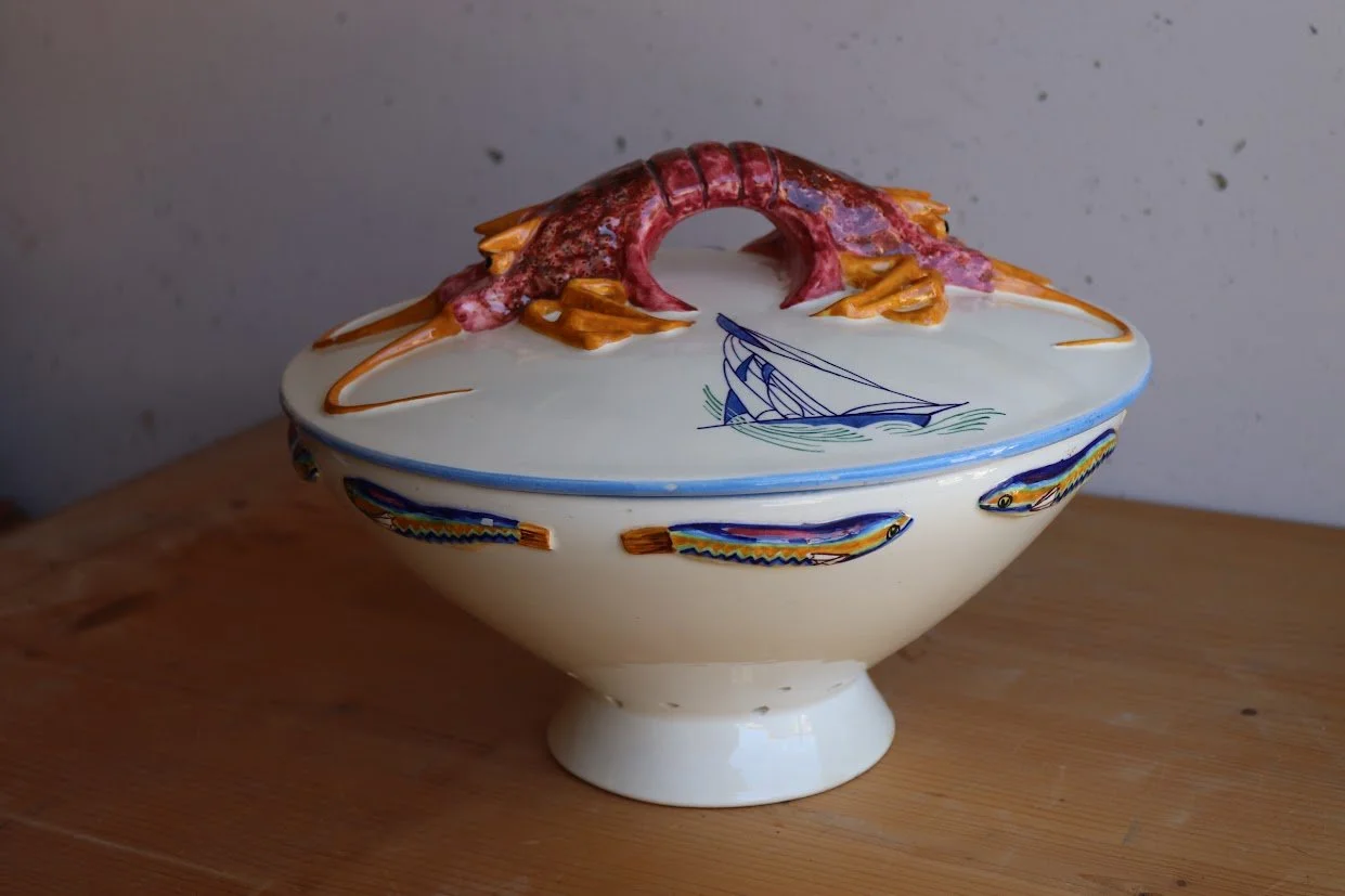 Légumier couvert en céramique à décor marin peint – plat à homar