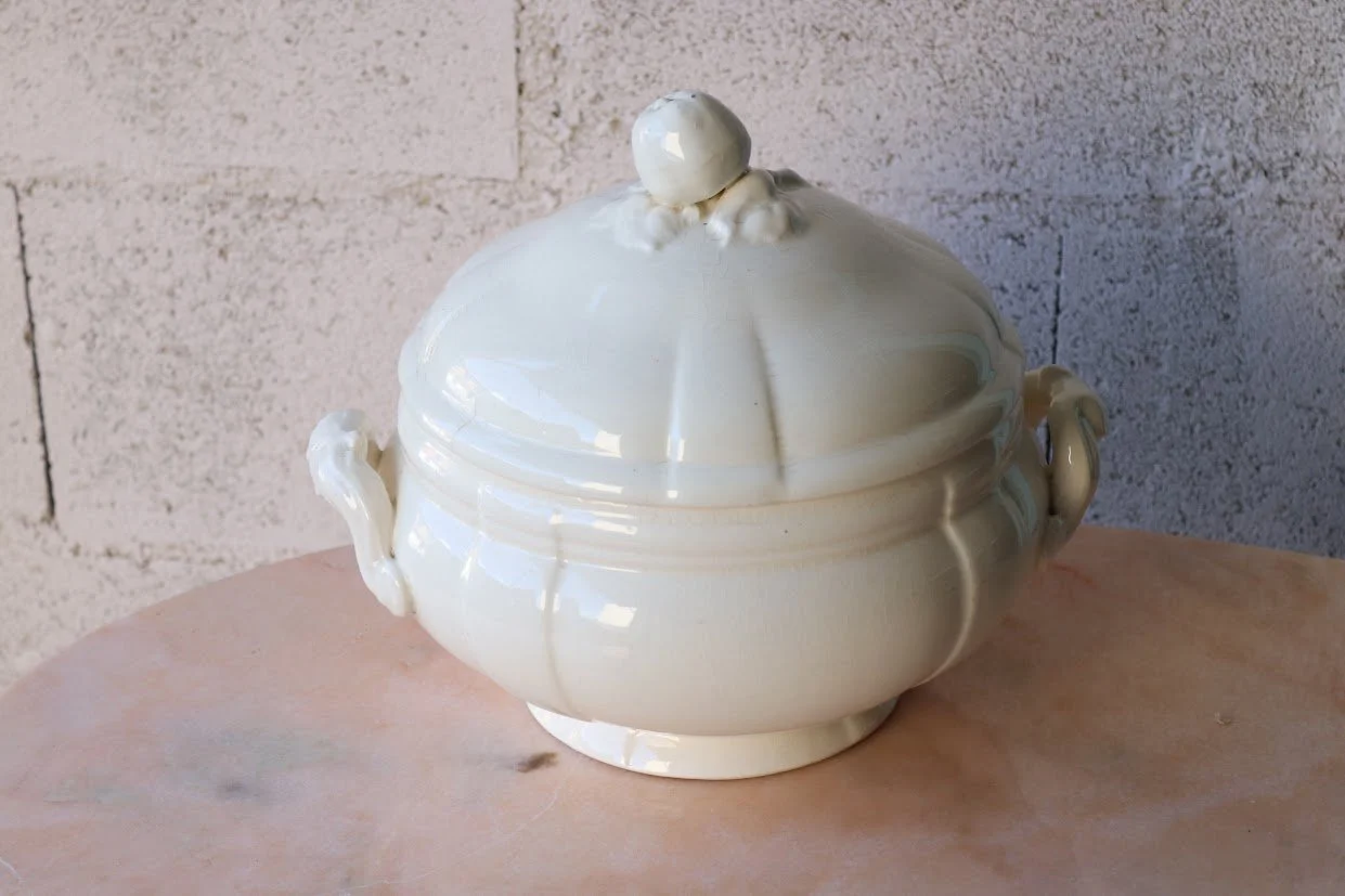 Soupière ancienne en faïence blanche de Lunéville
