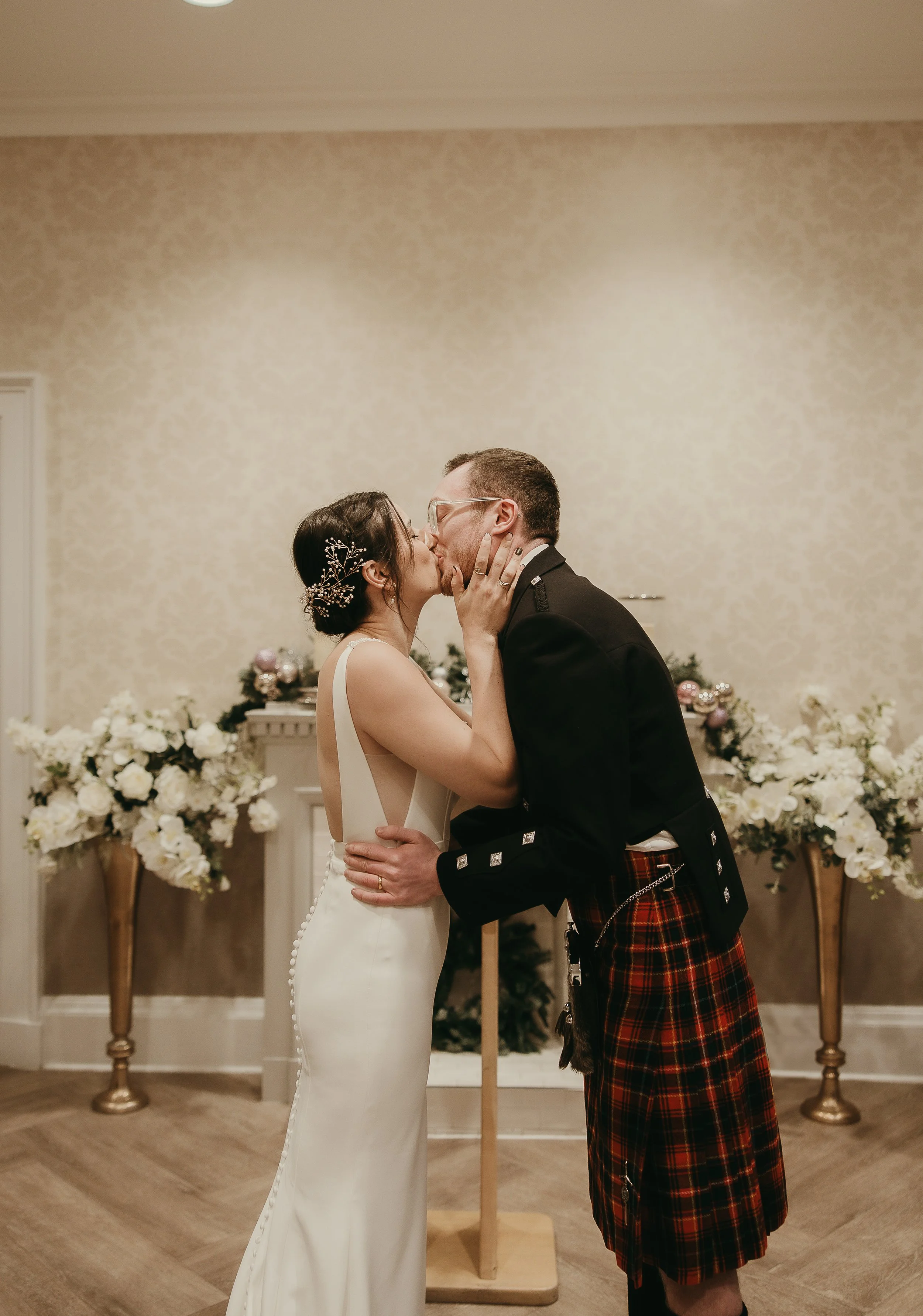 intimate-wedding-ceremony-edinburgh-city-chambers