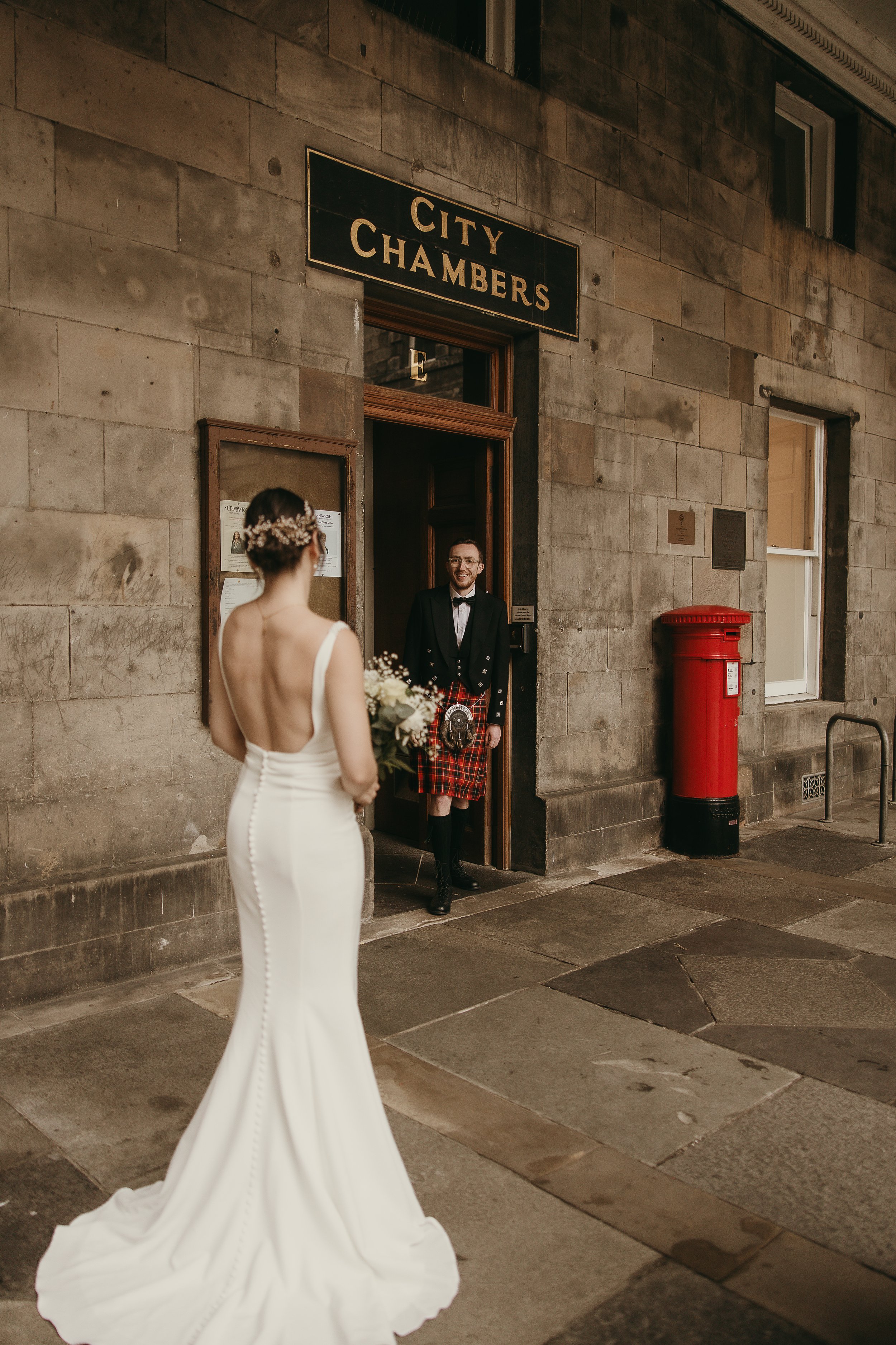 romantic-wedding-photos-royal-mile-edinburgh