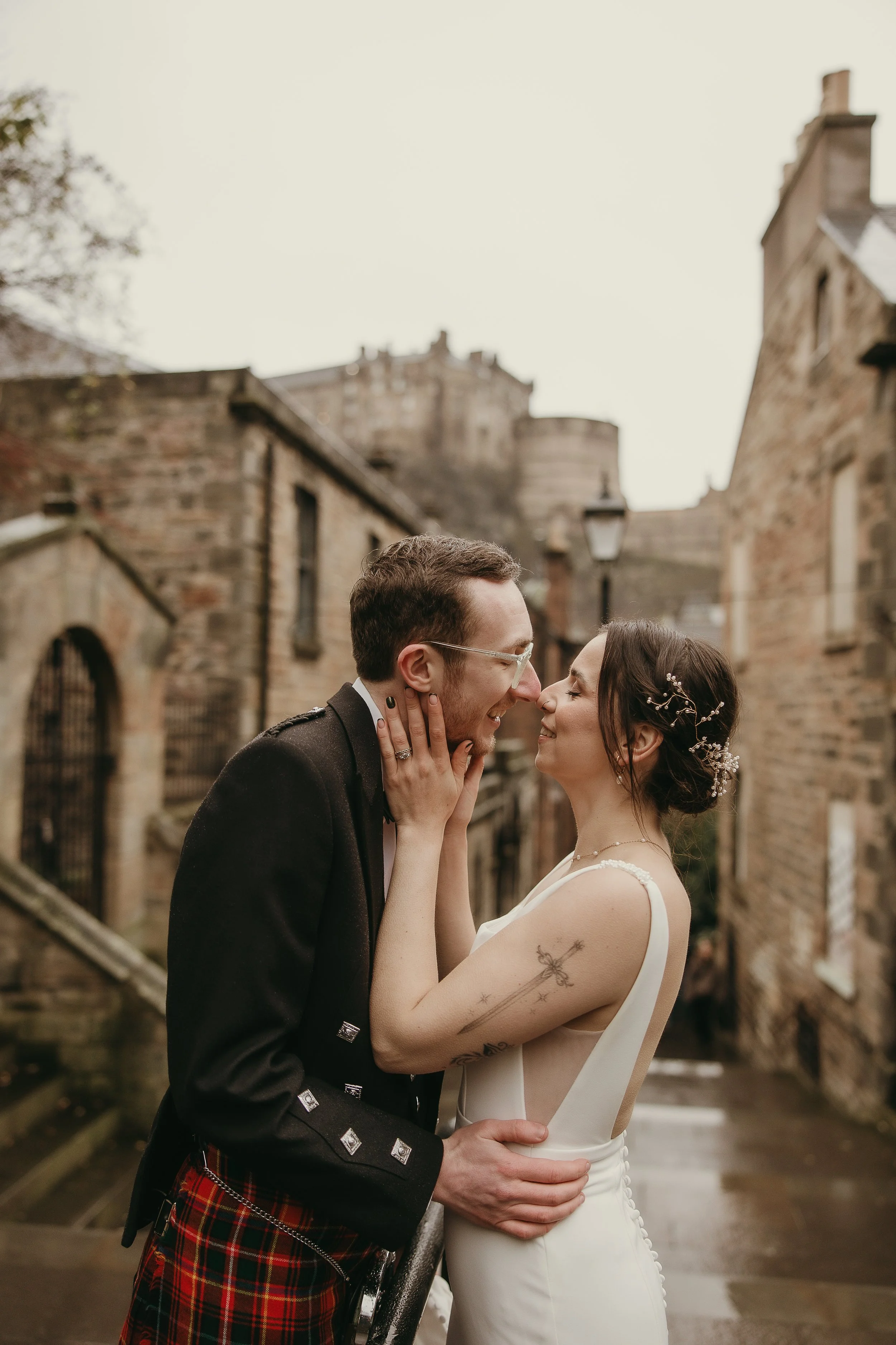 epic-edinburgh-wedding-photos-old-town-view