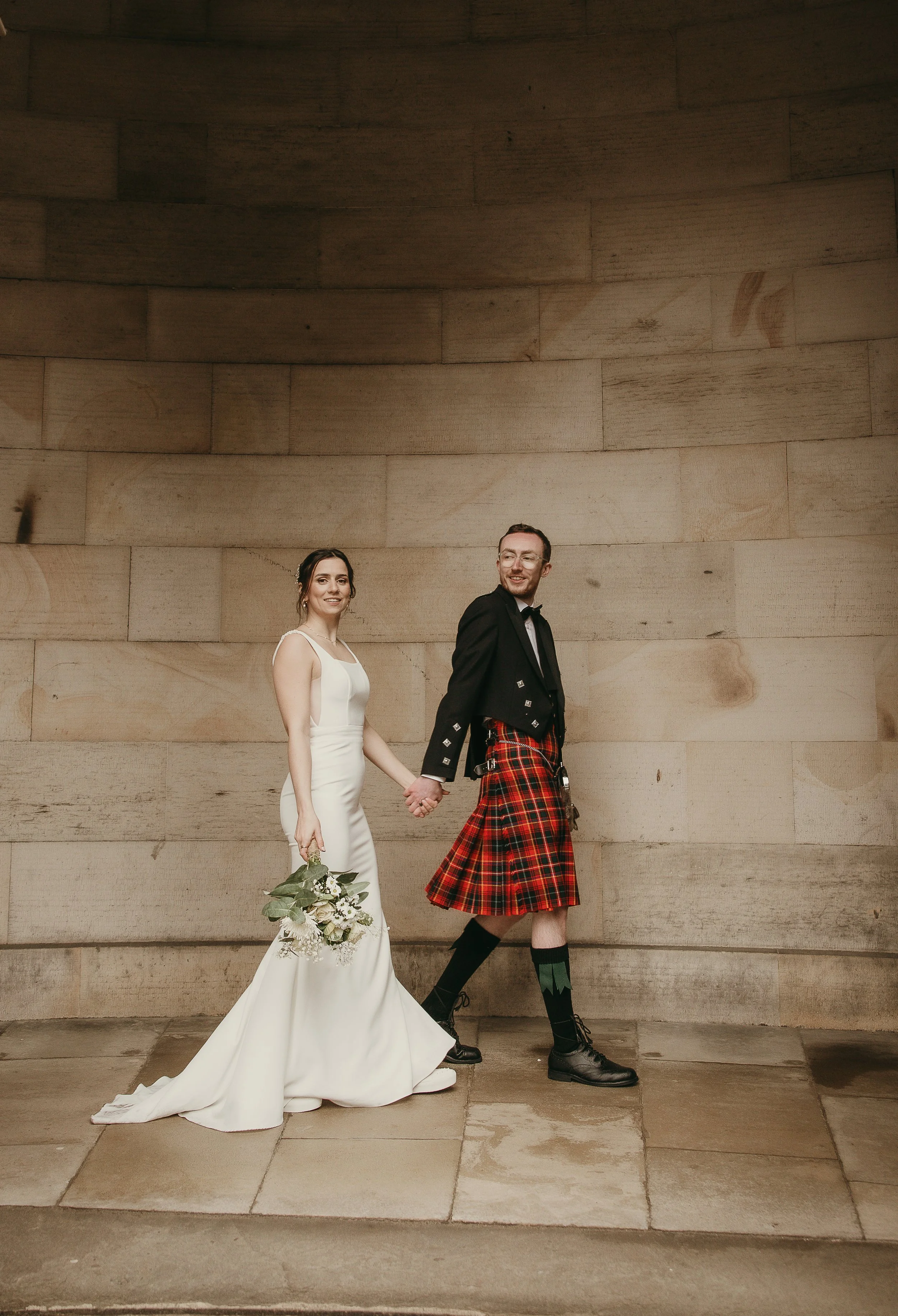 just-married-walk-edinburgh-city-chambers
