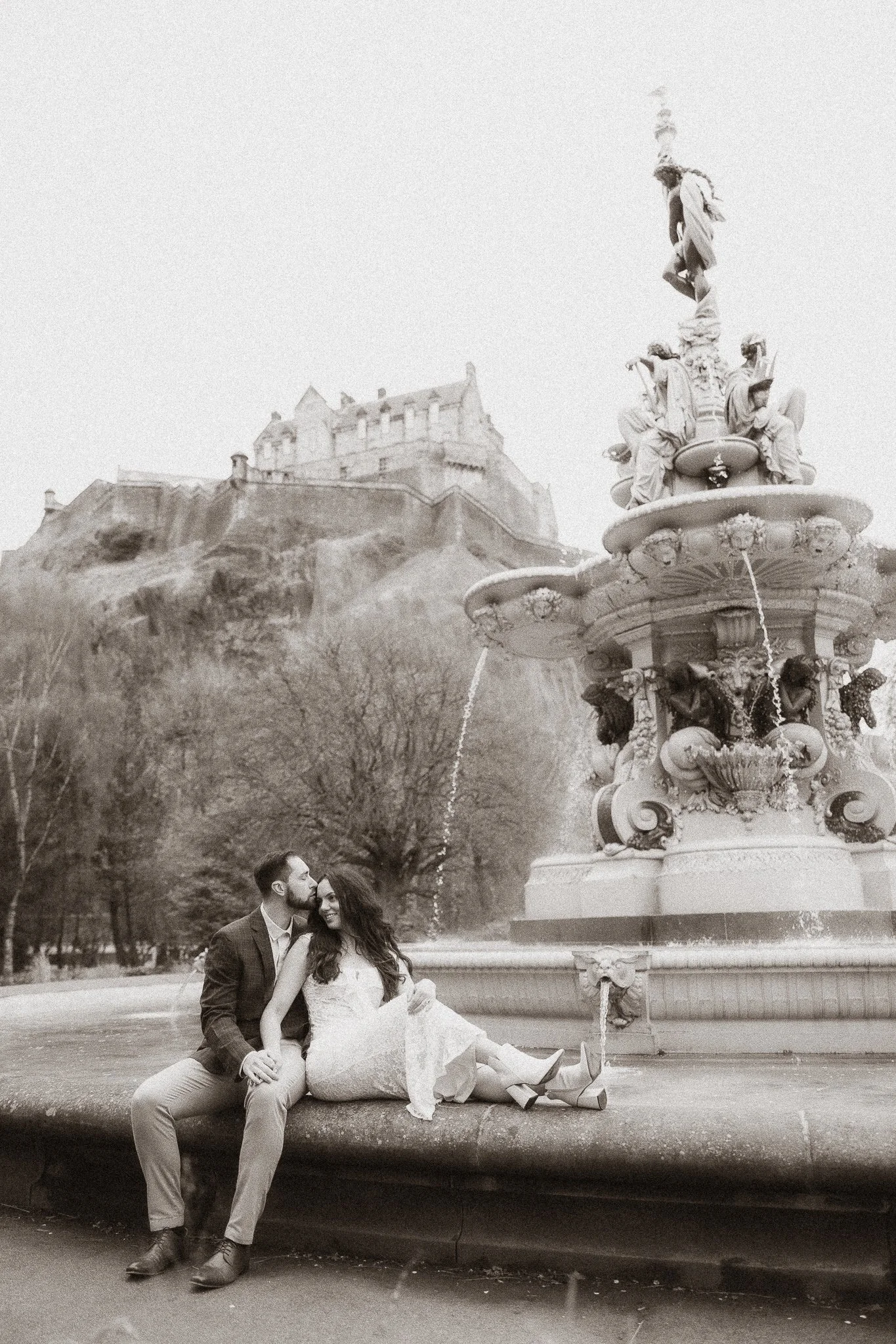 couple posing at the ross fountain