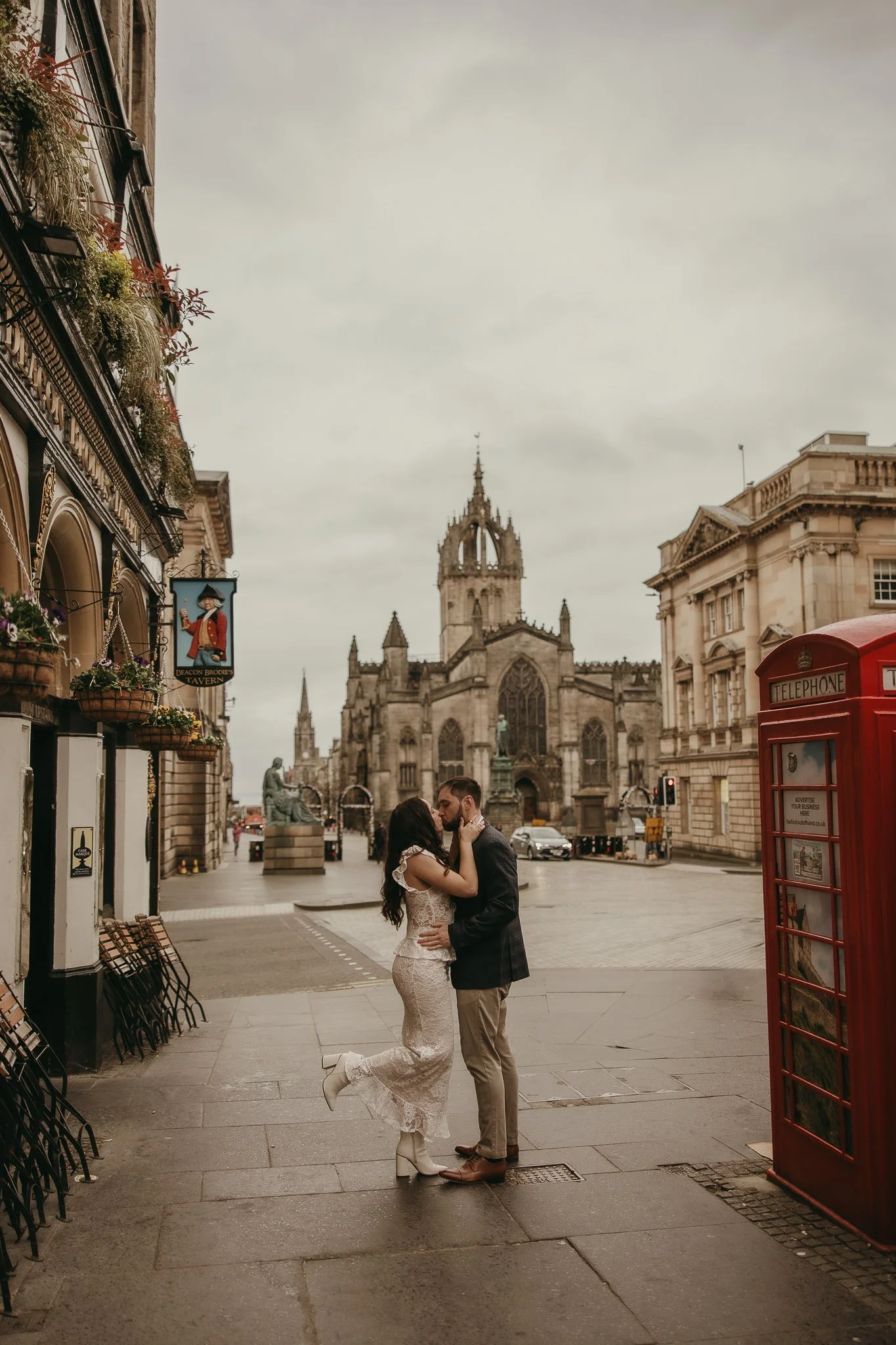 couple photoshoot on royal mile