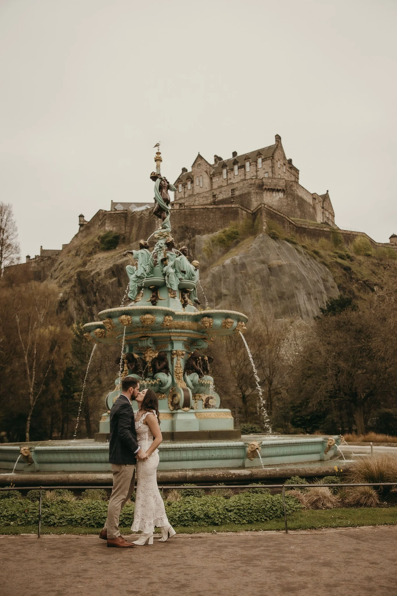 Romantic Couple Photoshoot in Edinburgh | From Vennel to Ross Fountain