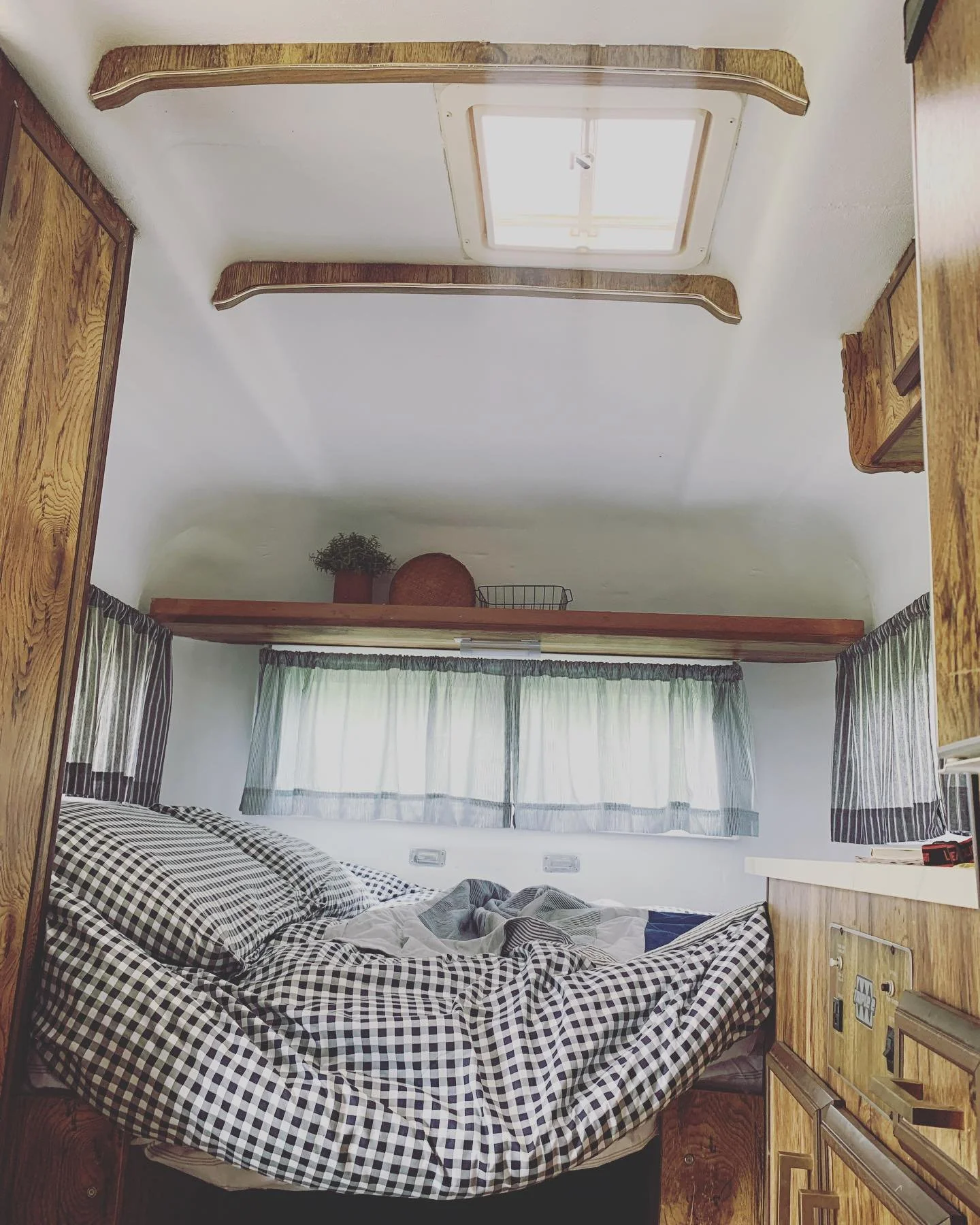 #fibreglasstrailer #ilovemycamper #sleepoutside #surfsidecamper #bolertrailer #ginghamdecor #heathertaylorhome