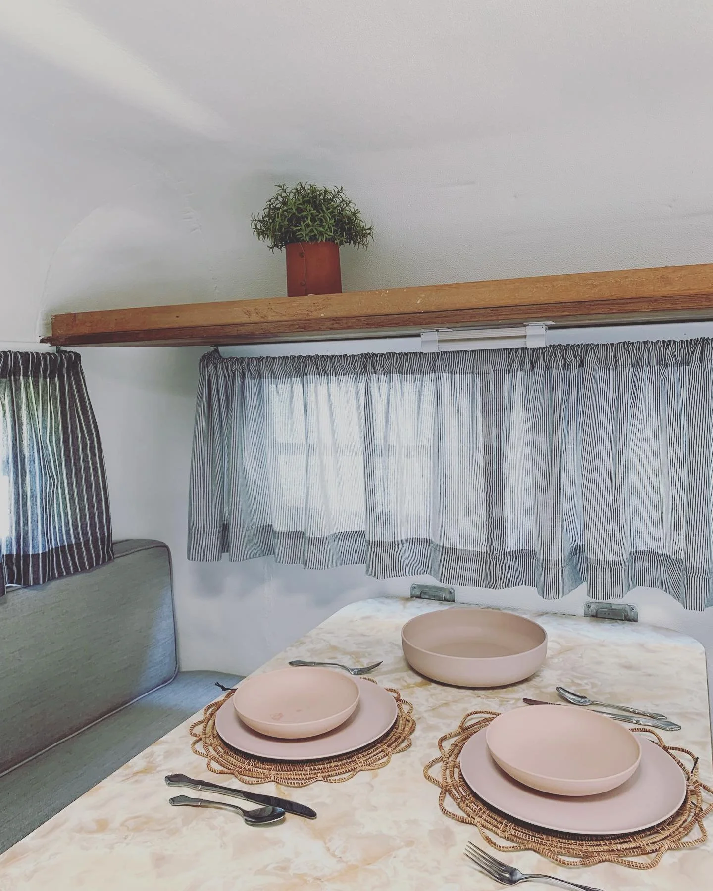 Three months until @1977.surfside is done hibernating. 🌿

#surfsidecamper #bolerlove #boler #fibreglasscamper #fibreglasstrailer #fiberglassegg #eggcamper #glamping #diycurtains #vintageglampers #vintagestyle #vintagestyling
