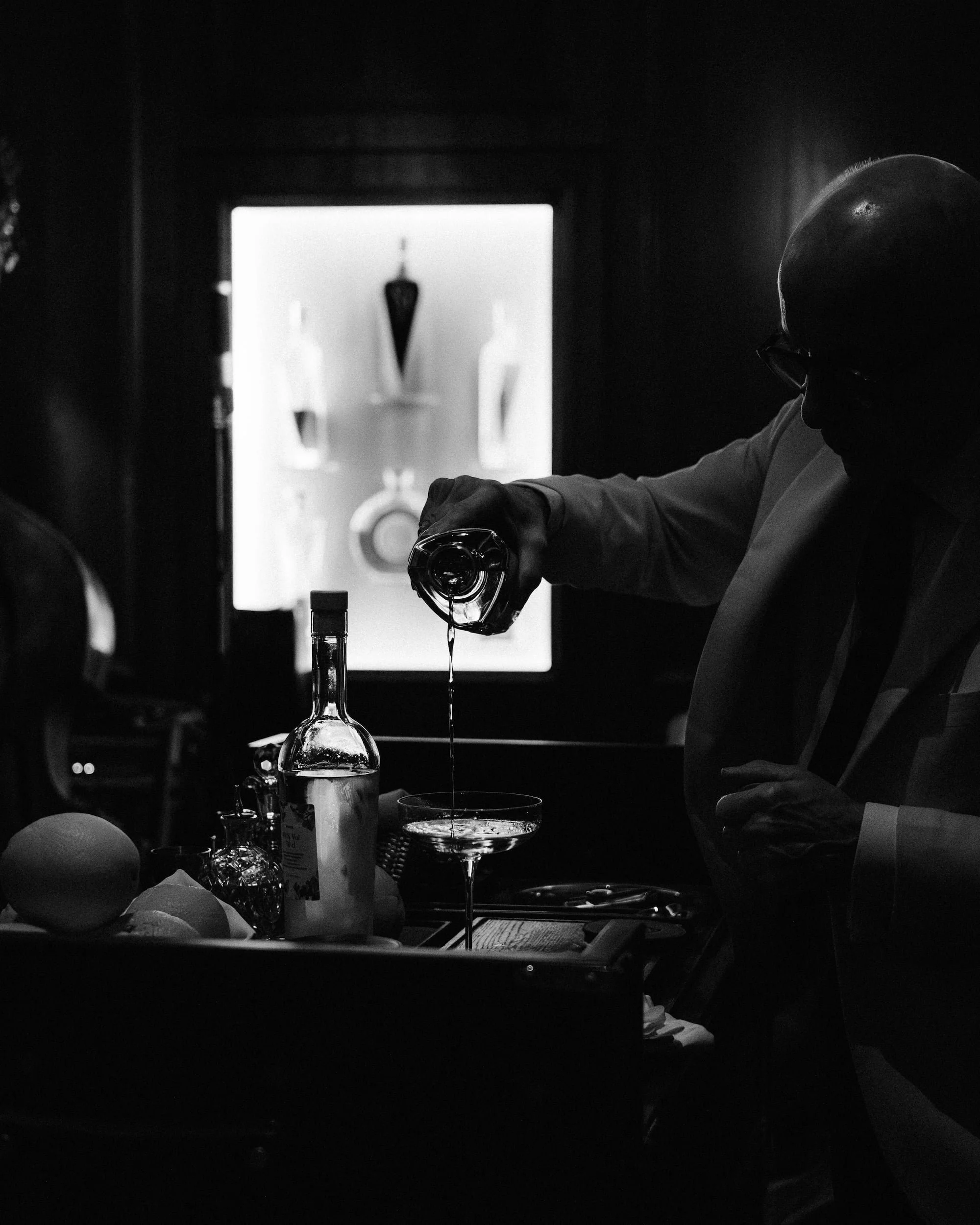 Bartender Alessandro Palazzi gießt London No.3 Gin in eine gefrorene Coupette in der Bar des Hotels Vier Jahreszeiten Kempinski in München