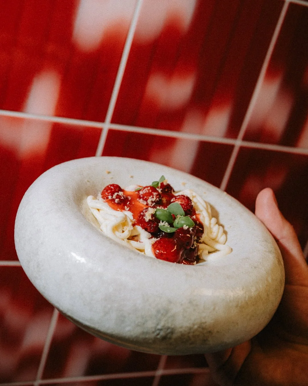 smith, fine dining, spaghetti eis in weißer schale vor roten fliesen, mit blitz fotografiert