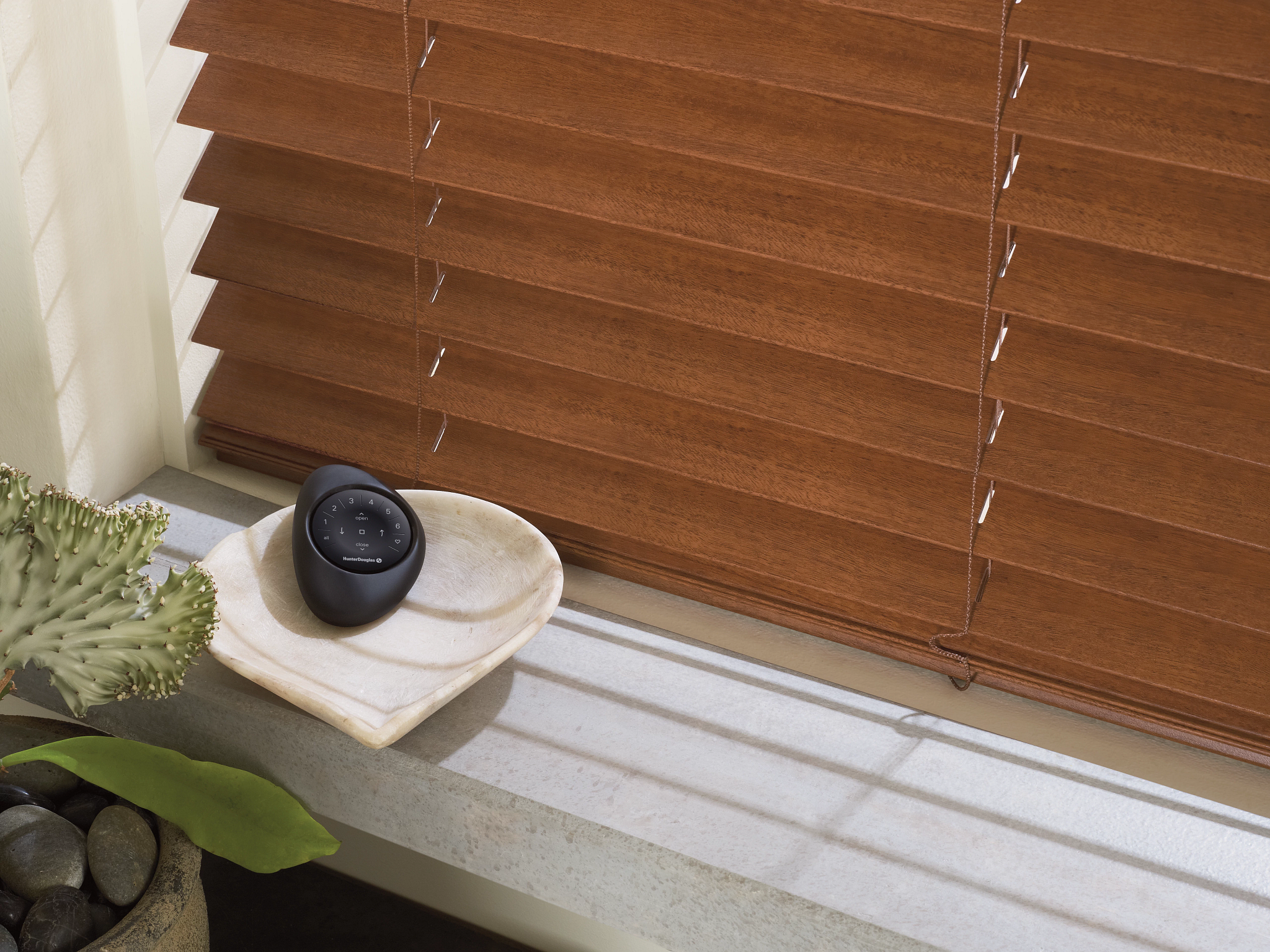 2016_EW_PV_Faux Wood_Hardware Detail.png