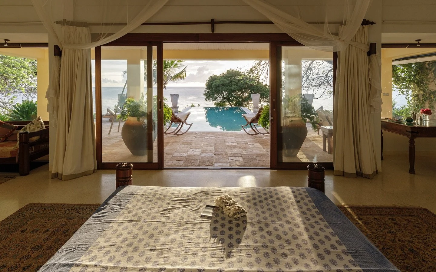 Waking up to this view: the infinity pool overlooking the Indian Ocean from the villa. #bliss

Photo : @imara.studios 

#nderithouse #kilifi #coastalelegance #timelessliving #effortlesscomfort #understatedluxury #slowliving #kilifiretreat #escapetona