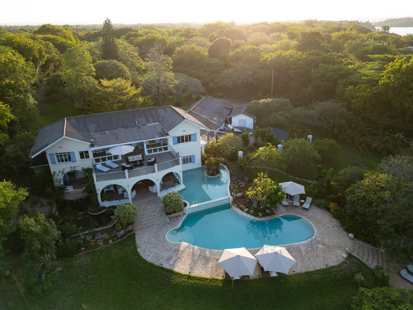 At Nderit House, days unfold gently. White walls hold the light, sea air moves through open spaces, conversations linger without urgency.

This is a house shaped by rhythm rather than rules, mornings that stretch, afternoons softened by shade, evenin