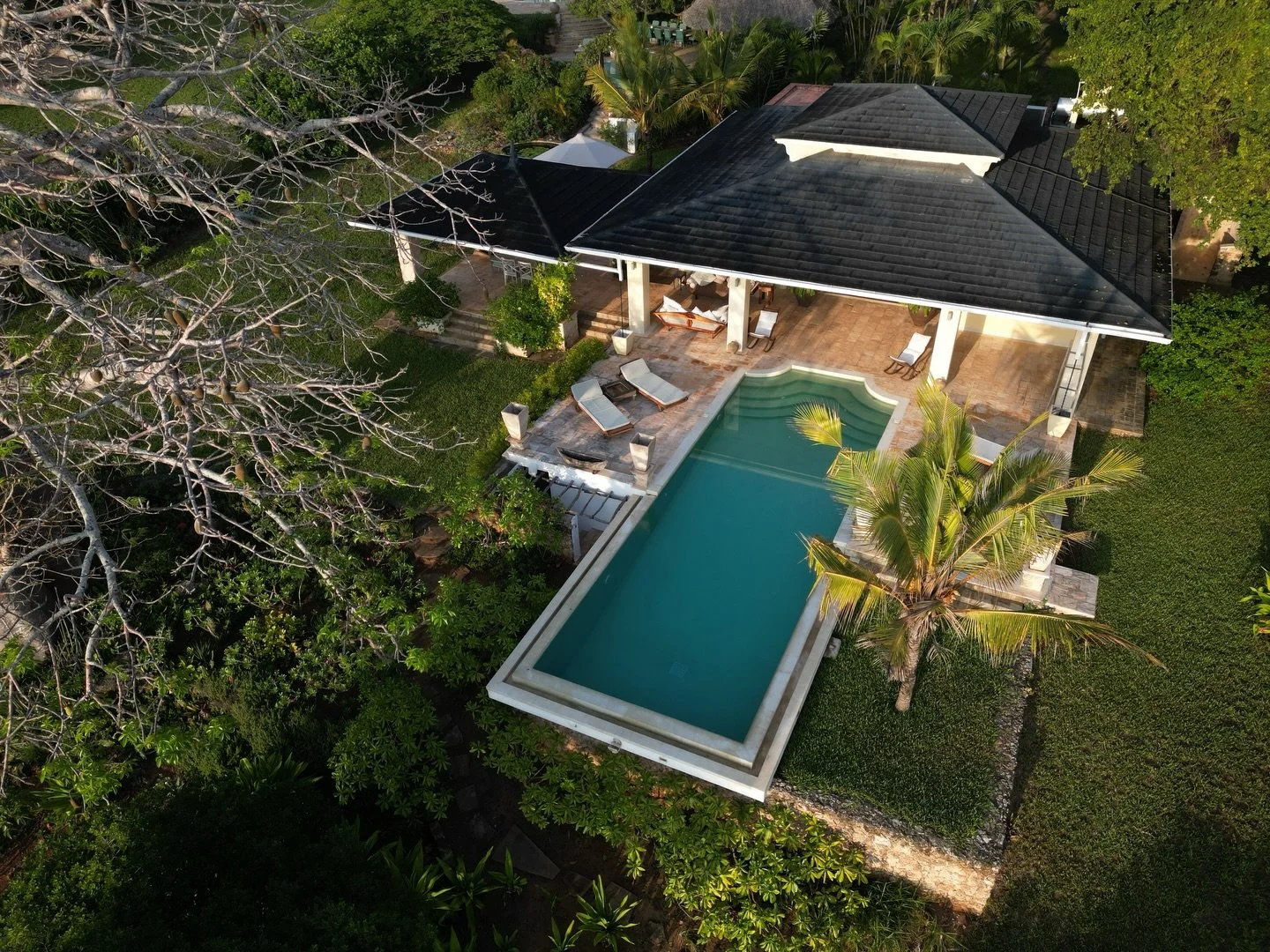Imagine waking up to this view: the infinity pool overlooking the Indian Ocean from the villa. 💙

For more information, please visit www.nderitkilifi.com or contact us at
info@nderitkilifi.com 

Photo : @imara.studios 

#nderithouse #kilifi #coastal