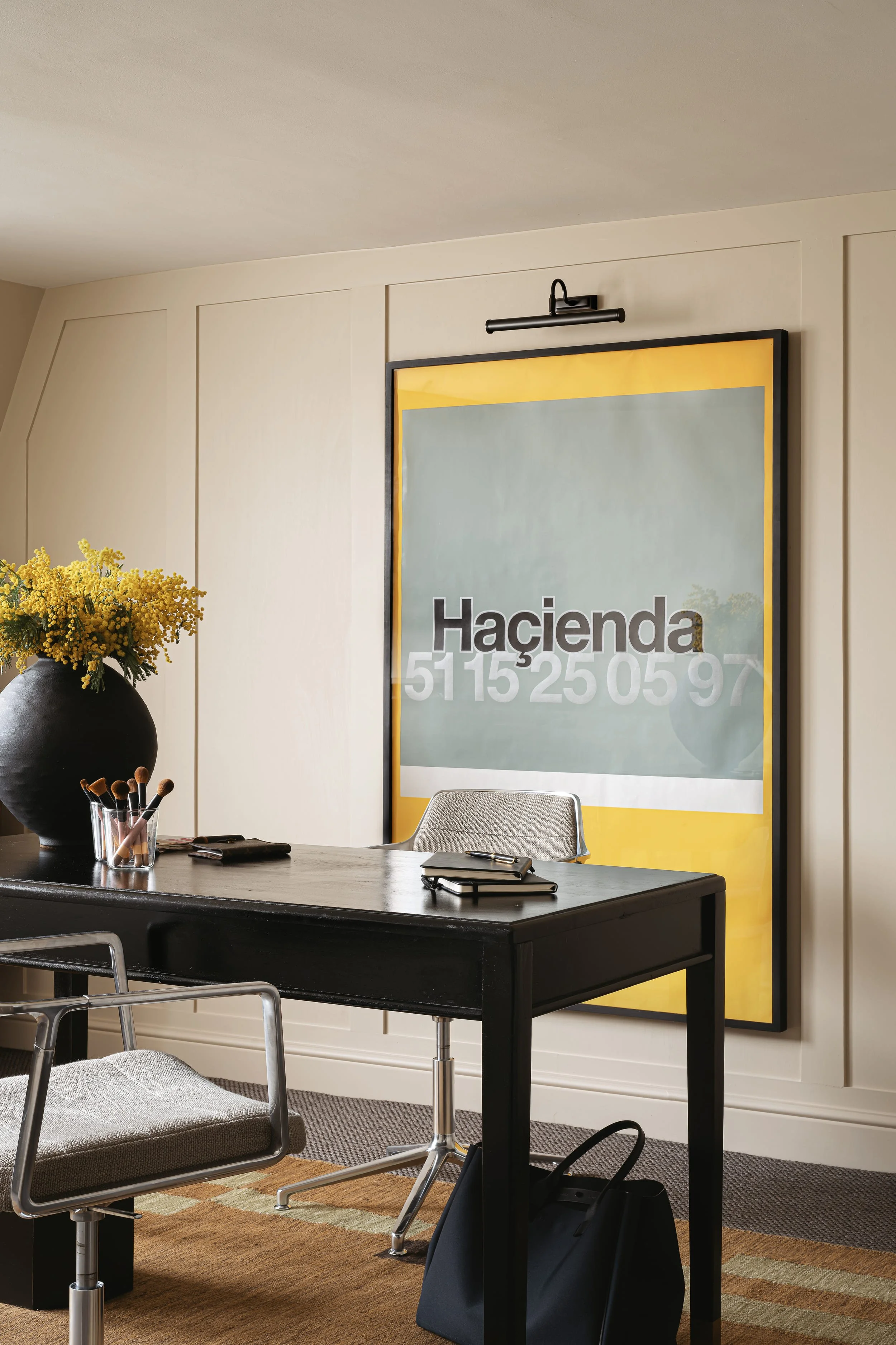 Home office design by Atelier Otis. Atelier Otis is an interior design studio based in the city of Bath. Interior Design covering the Cotswolds, Bristol, London and Wiltshire. Creating interiors that feel comfortable, sophisticated and modern.