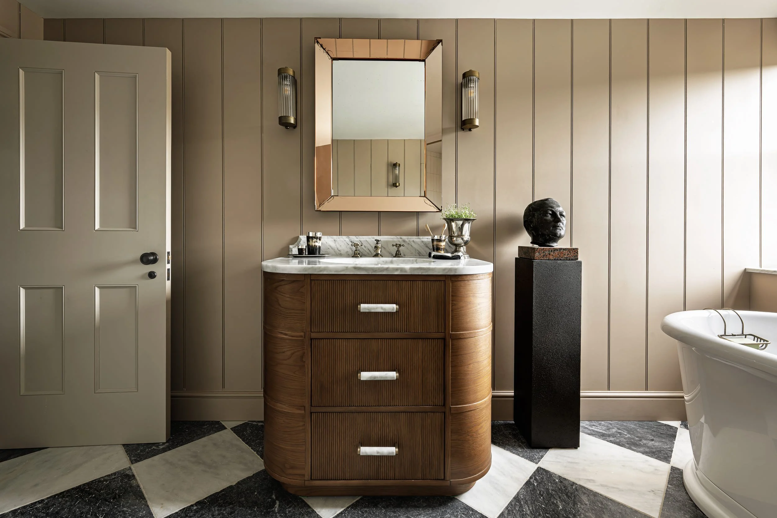 Atelier Otis is an interior design studio based in the city of Bath, located in the South West of England. We work throughout Bath, Bristol, London, Wiltshire and the Cotswolds.