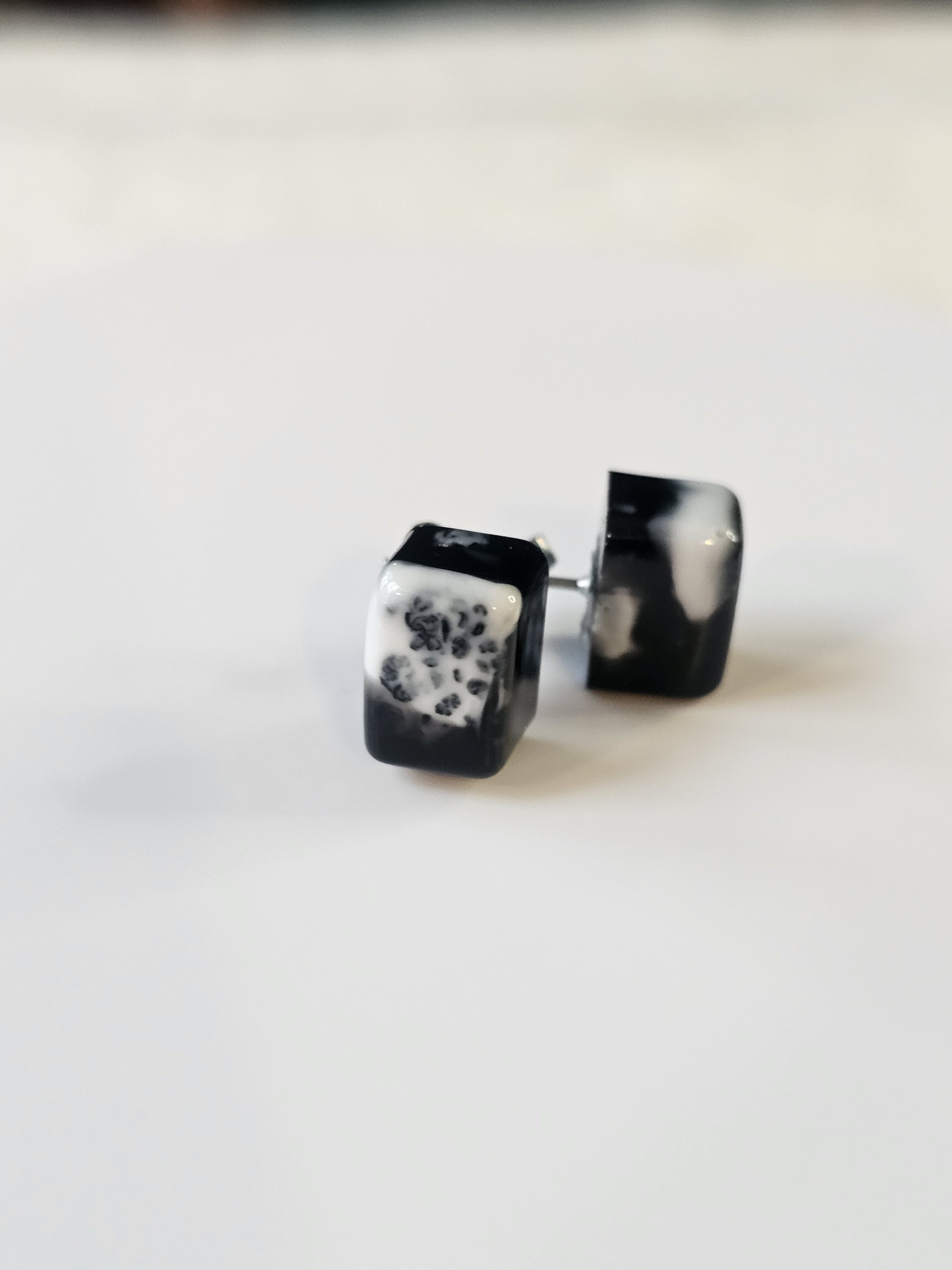 XS B/W Speckle Stud