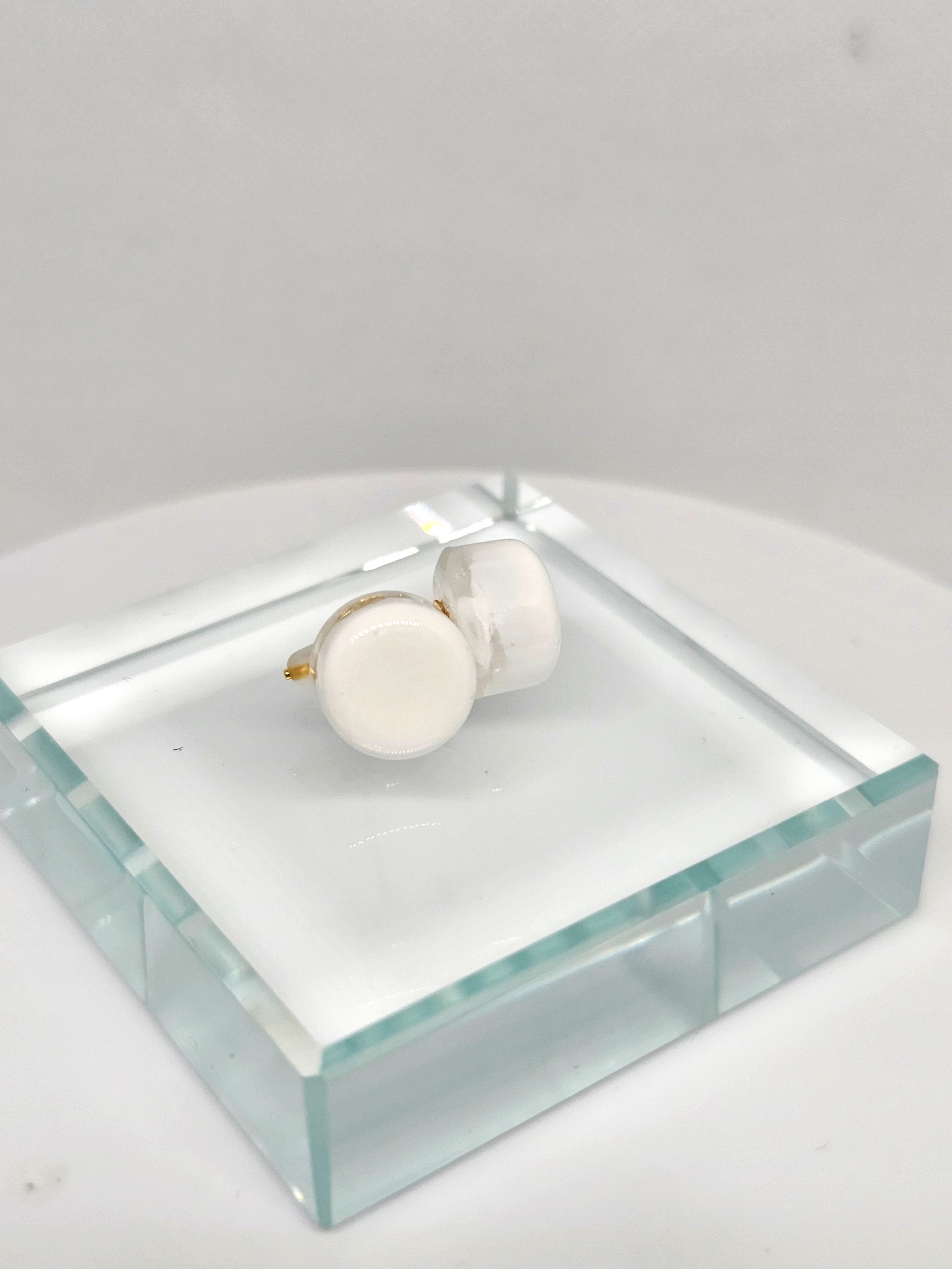 XS Round White Clear Stud