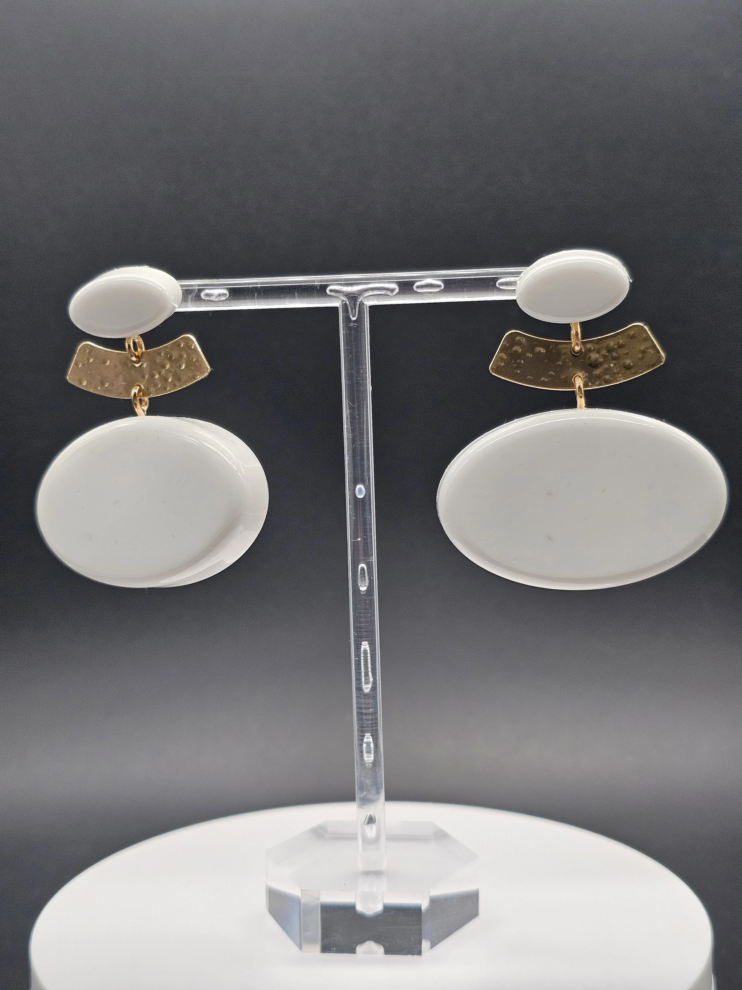 L/XL White Oval Tiered Dangle
