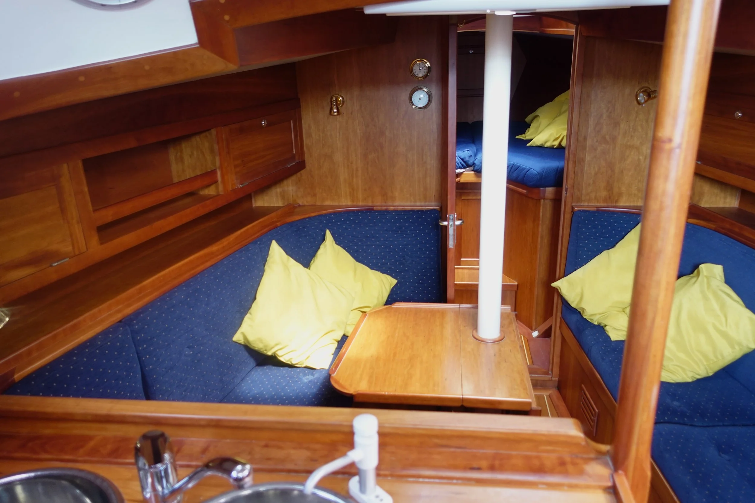 Tijdloze kwaliteit van de kersenhouten interieur