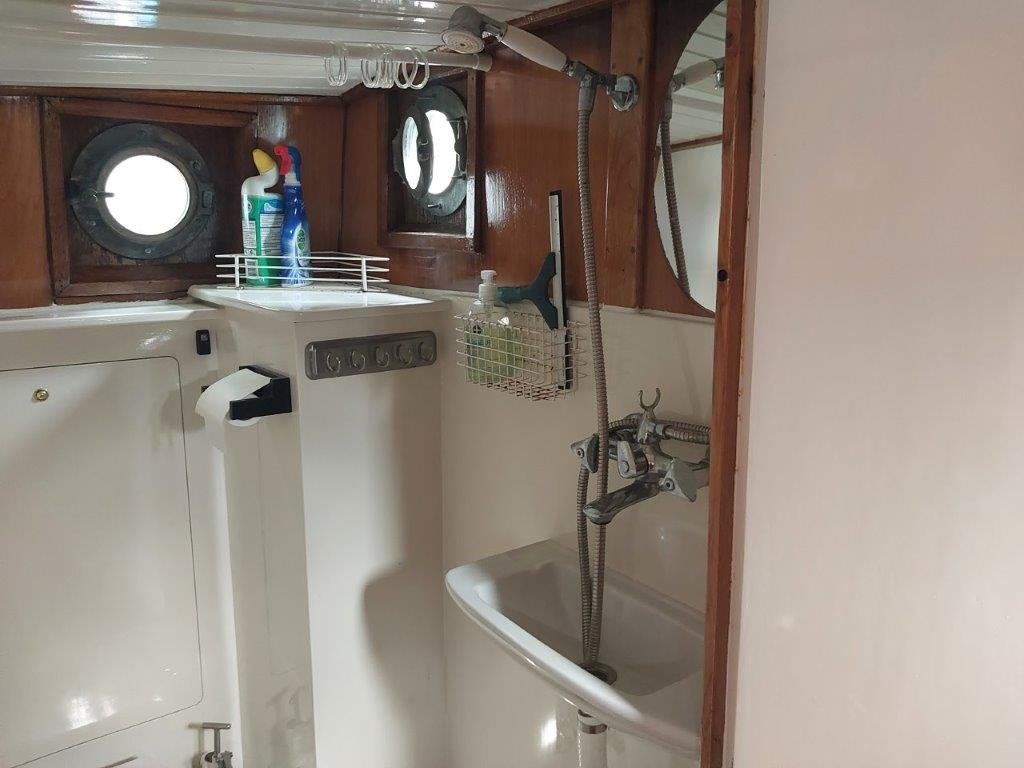 natte cel met spiegel en douche.jpg