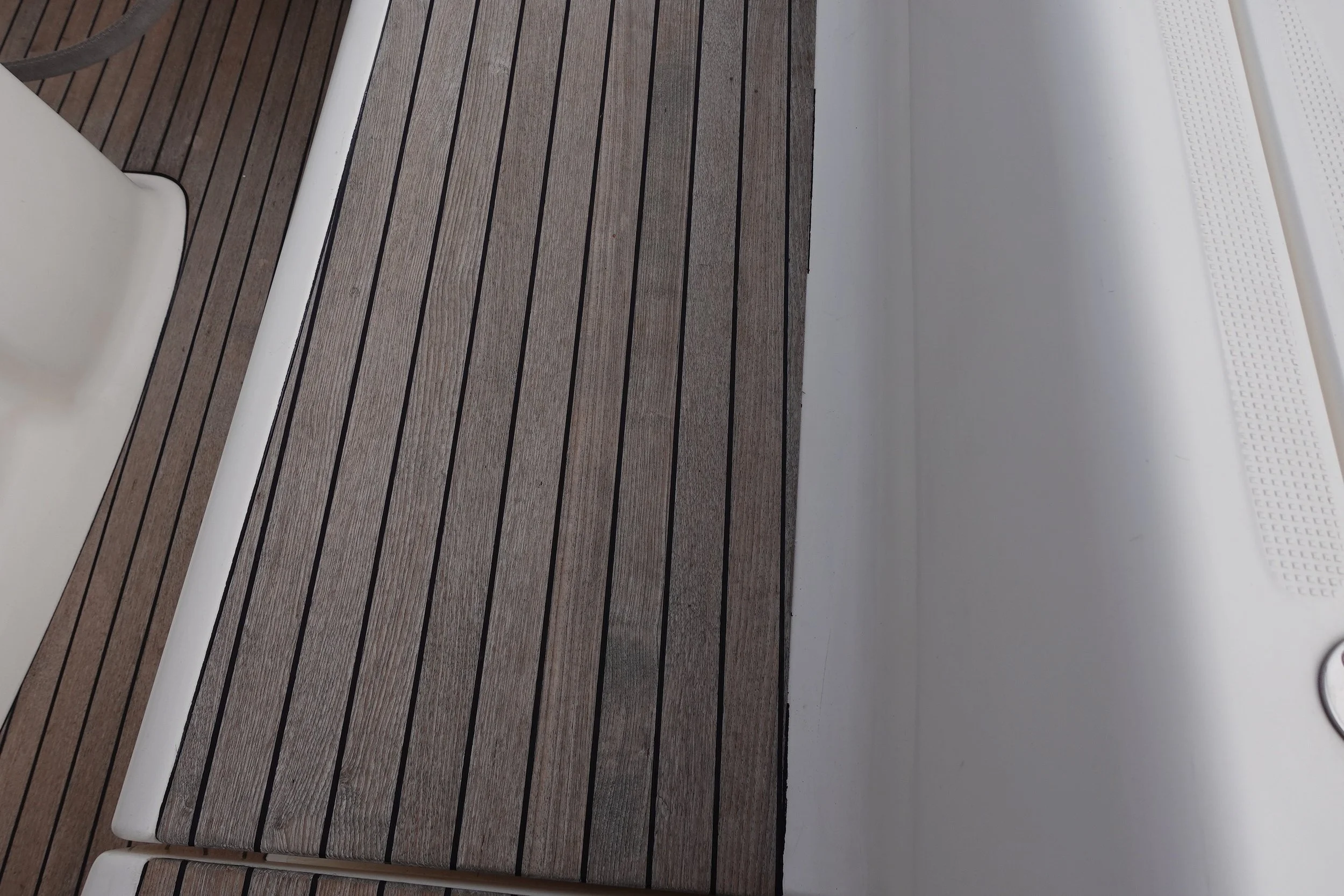 Teak in de kuip goed onderhouden (geen hogedrukspuit gebruikt)