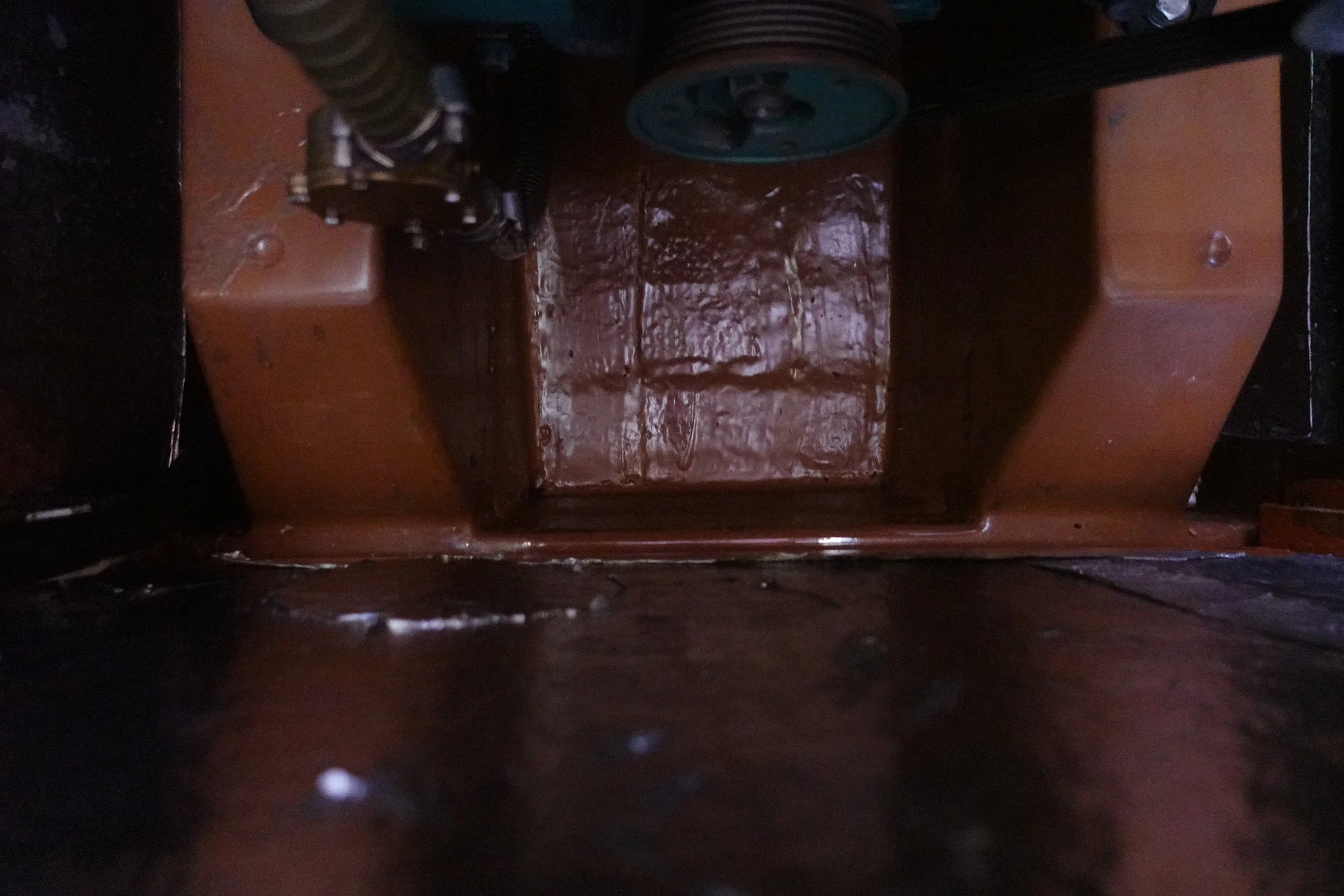 Onder de motor droog en schoon