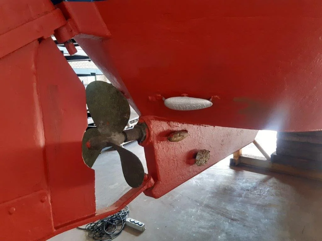 schroef en scheg Waddengeest in loods.jpg