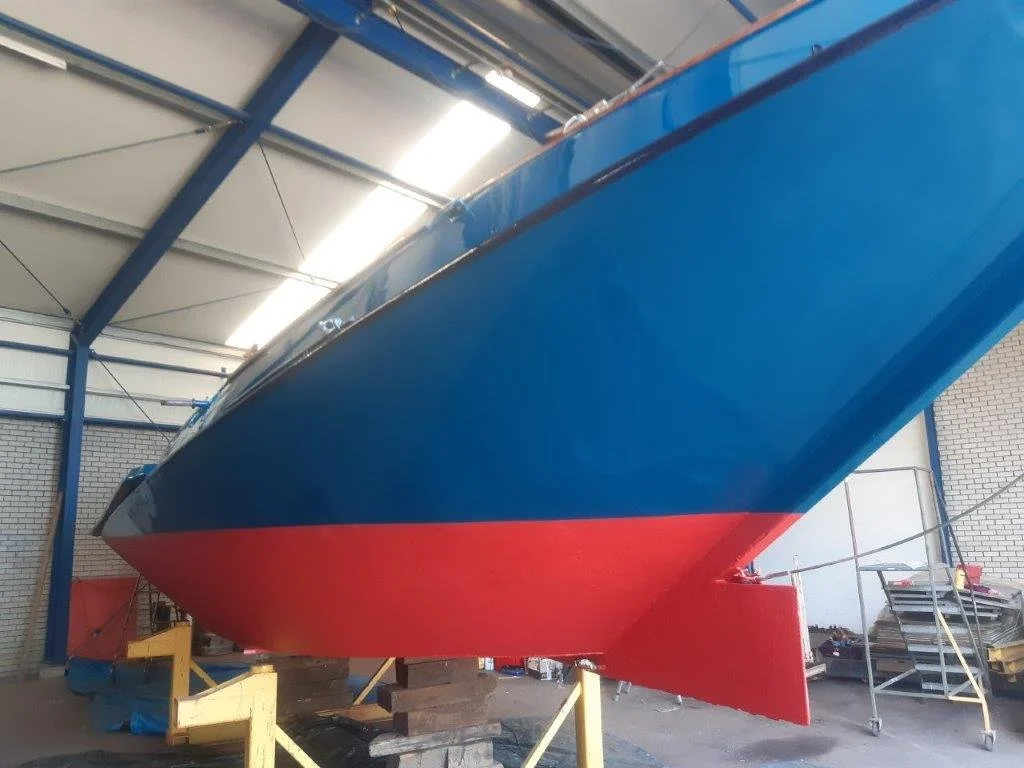 Voorsteven Waddengeest van onderen in loods.jpg