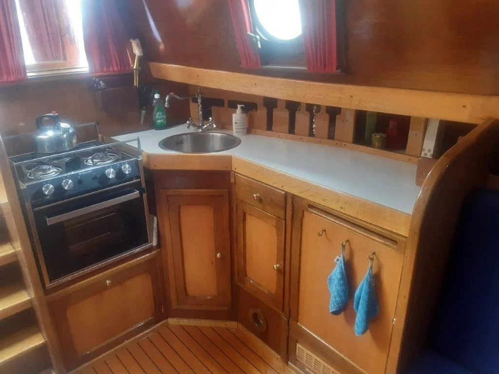 keuken met koelkast, kooktoestel en wasbak.jpg