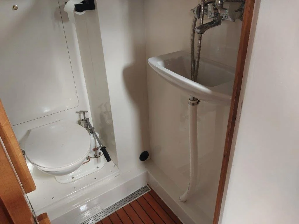 natte cel met wc en wasbak.jpg