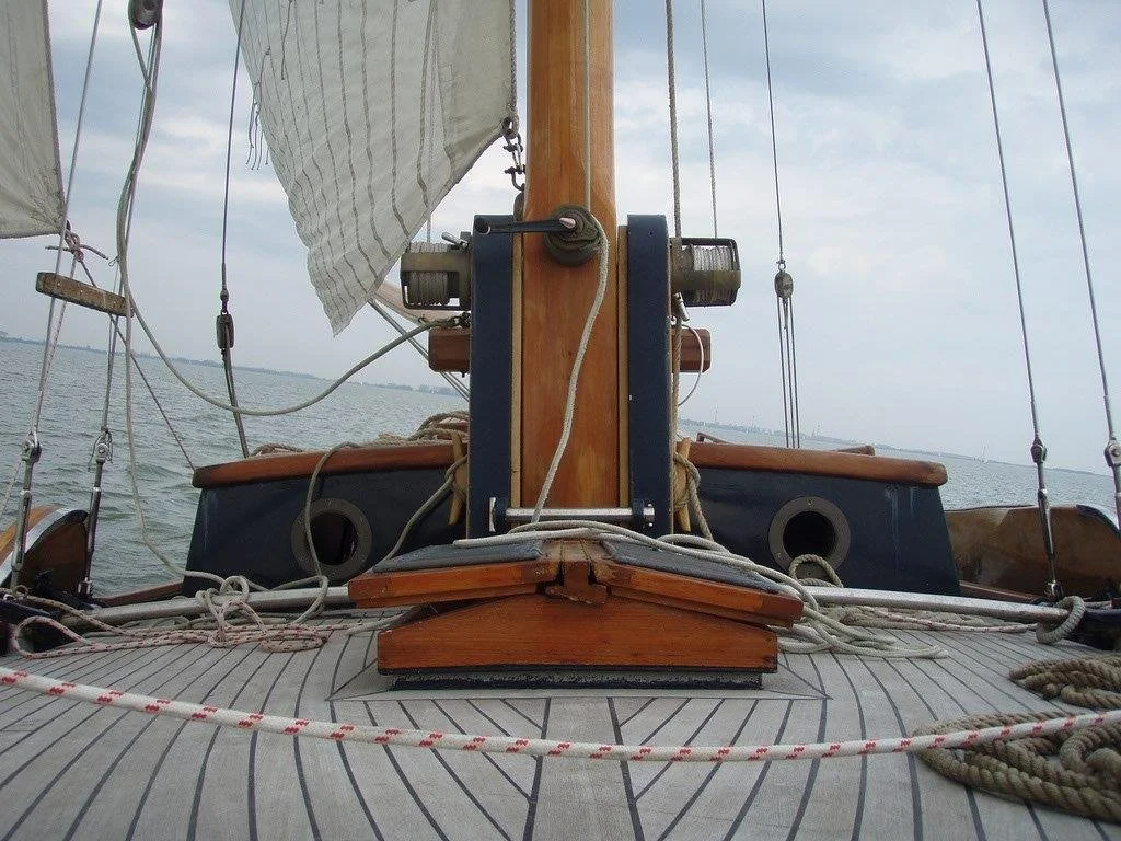 waddengeest voordek onder zeil.jpg