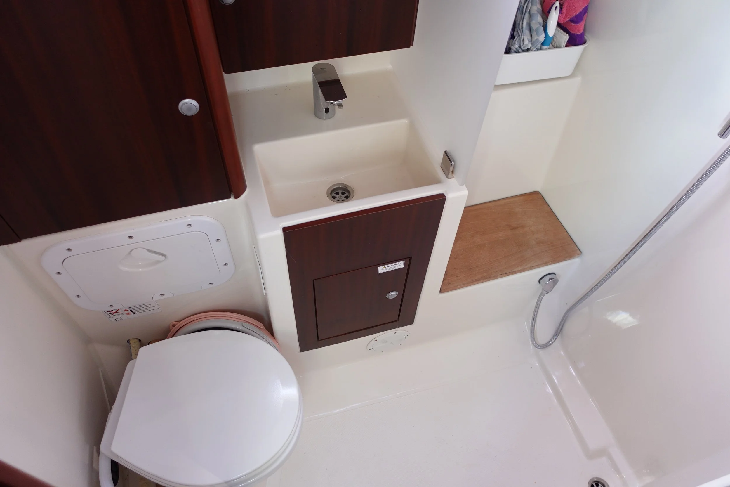 Ruime natte cel met onderwater spoeltoilet