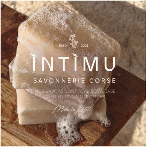 Savons artisanaux de la savonnerie Intimu en Corse, fabriqués à partir de fleurs d'immortelles, avec de la mousse sur le dessus.