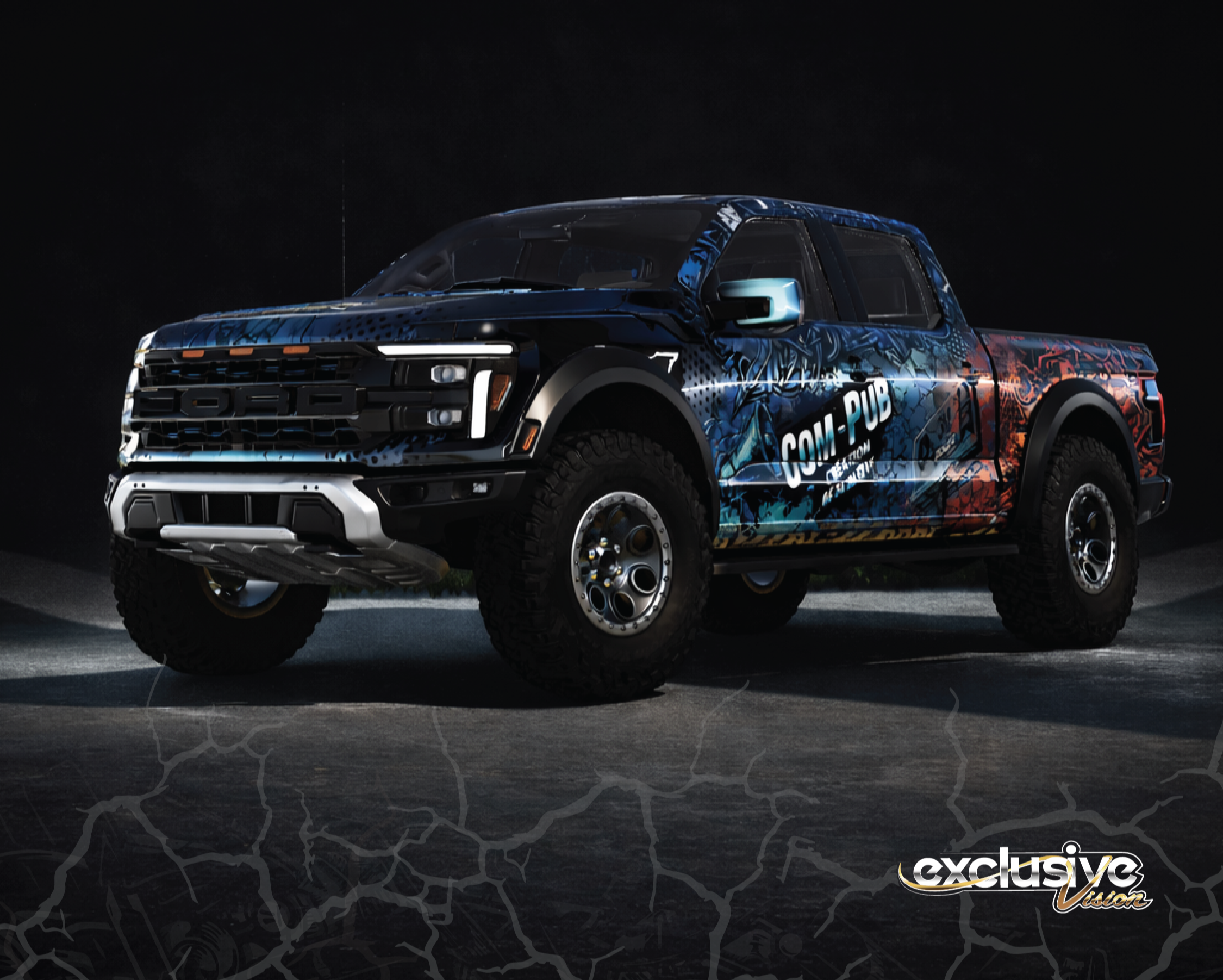 Un camion noir décoré avec des motifs colorés et la mention 'COMM-PUB' sur la porte, stationné sur une surface sombre avec un fond totalement noir.