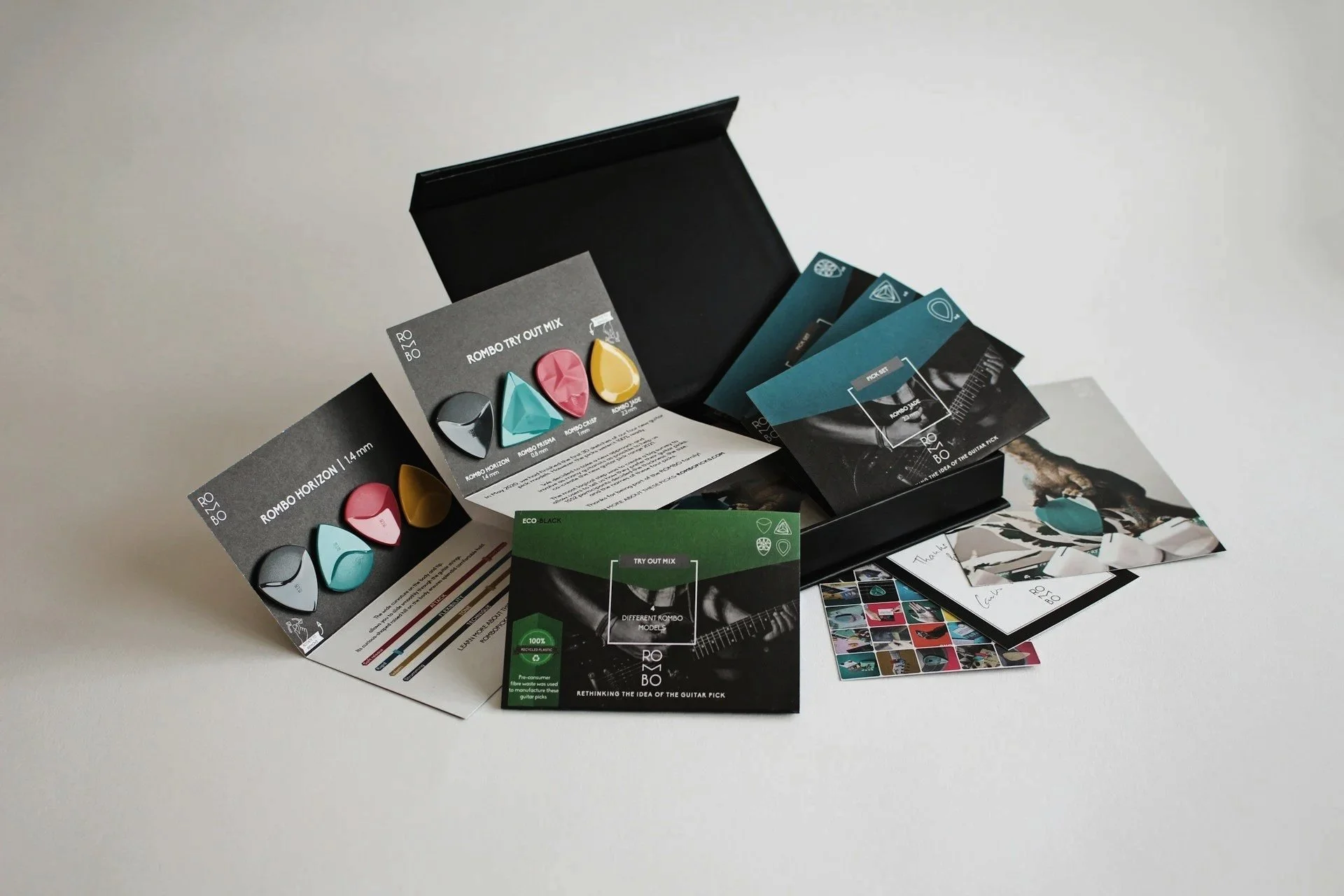 Plusieurs impressions de différentes formes, couleurs et tailles, avec des objets pub et échantillons de couleurs, disposés sur une surface blanche.